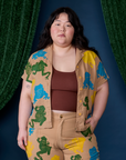 Ashley is 5'7" and wearing L Paintstamped Pantry Button-Up in Froggy