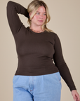 Lish is 5’8” and wearing XS Long Sleeve Baby Tee in Espresso Brown