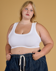 Juliet is 5’7” and wearing L Contrast Stitch Mini Tank inVintage Tee White