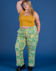Juliet is 5’7” and wearing 2XL Work Pants in Spring Quilt Print and mustard yellow Cropped Tank