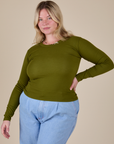 Lish is 5’8” and wearing XS Long Sleeve Baby Tee in Summer Olive