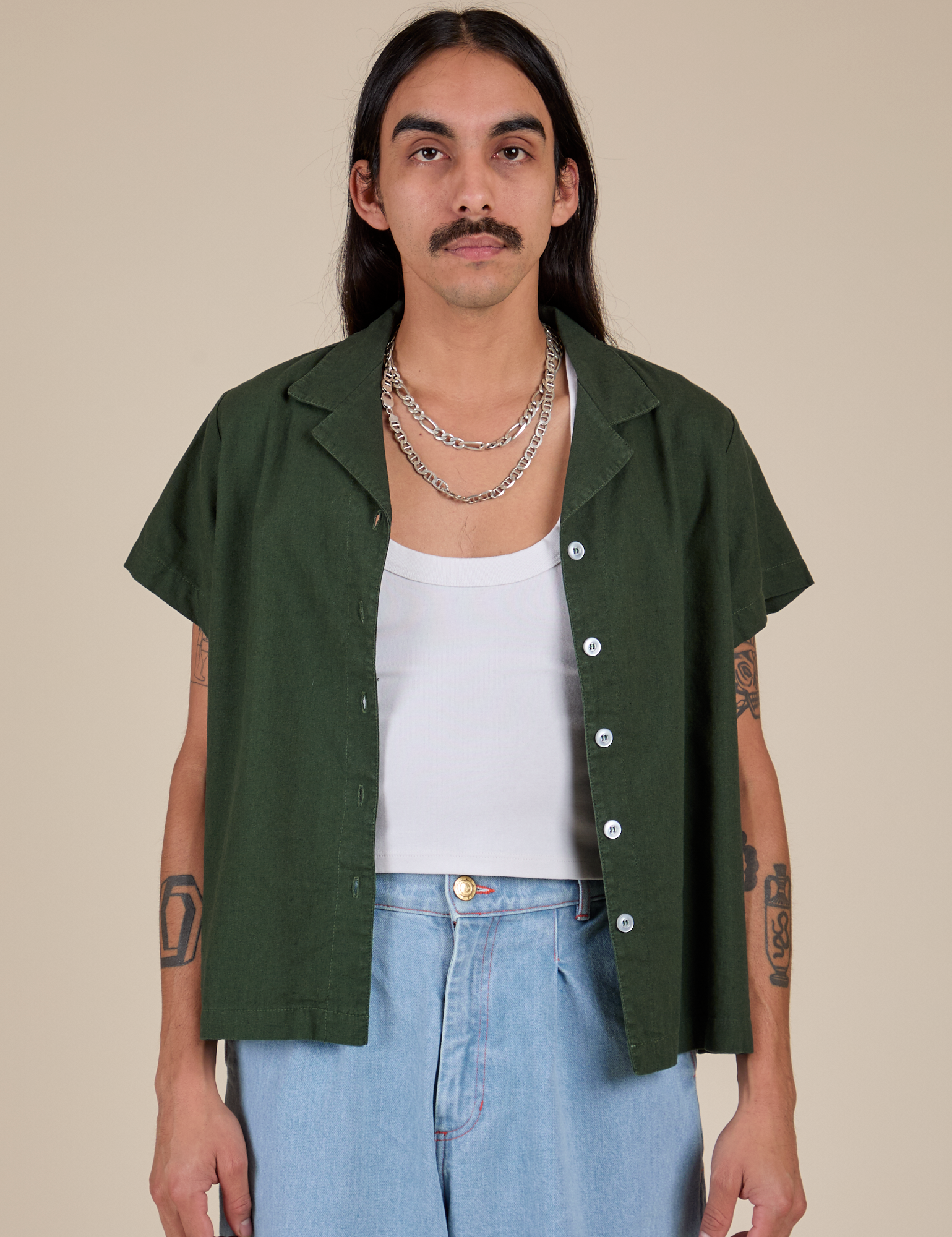 Anthony is 5’6” and wearing S Pantry Button-Up in Swamp Green
