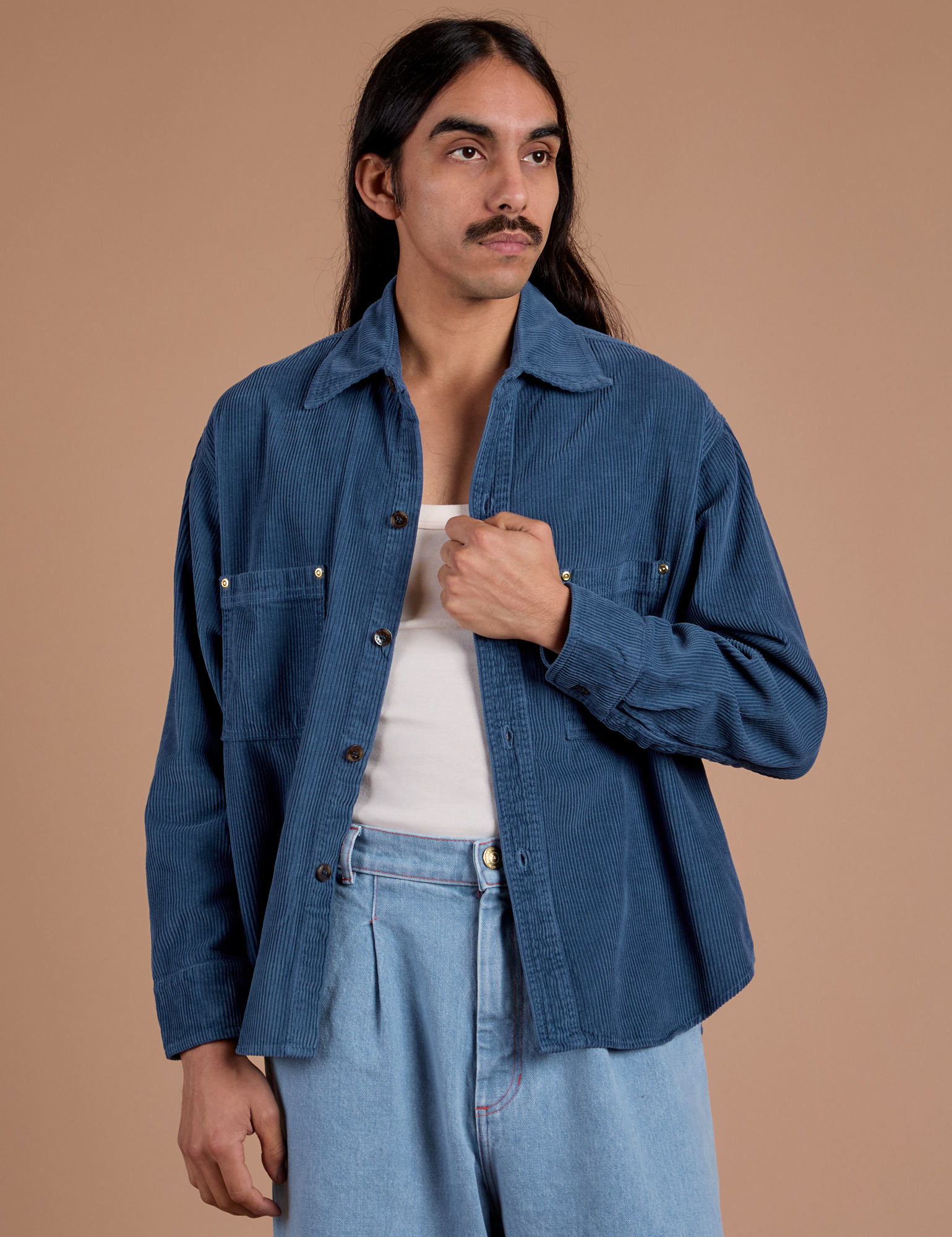 Anthony is 5'6" and wearing S Cropped Corduroy Overshirt in French Blue