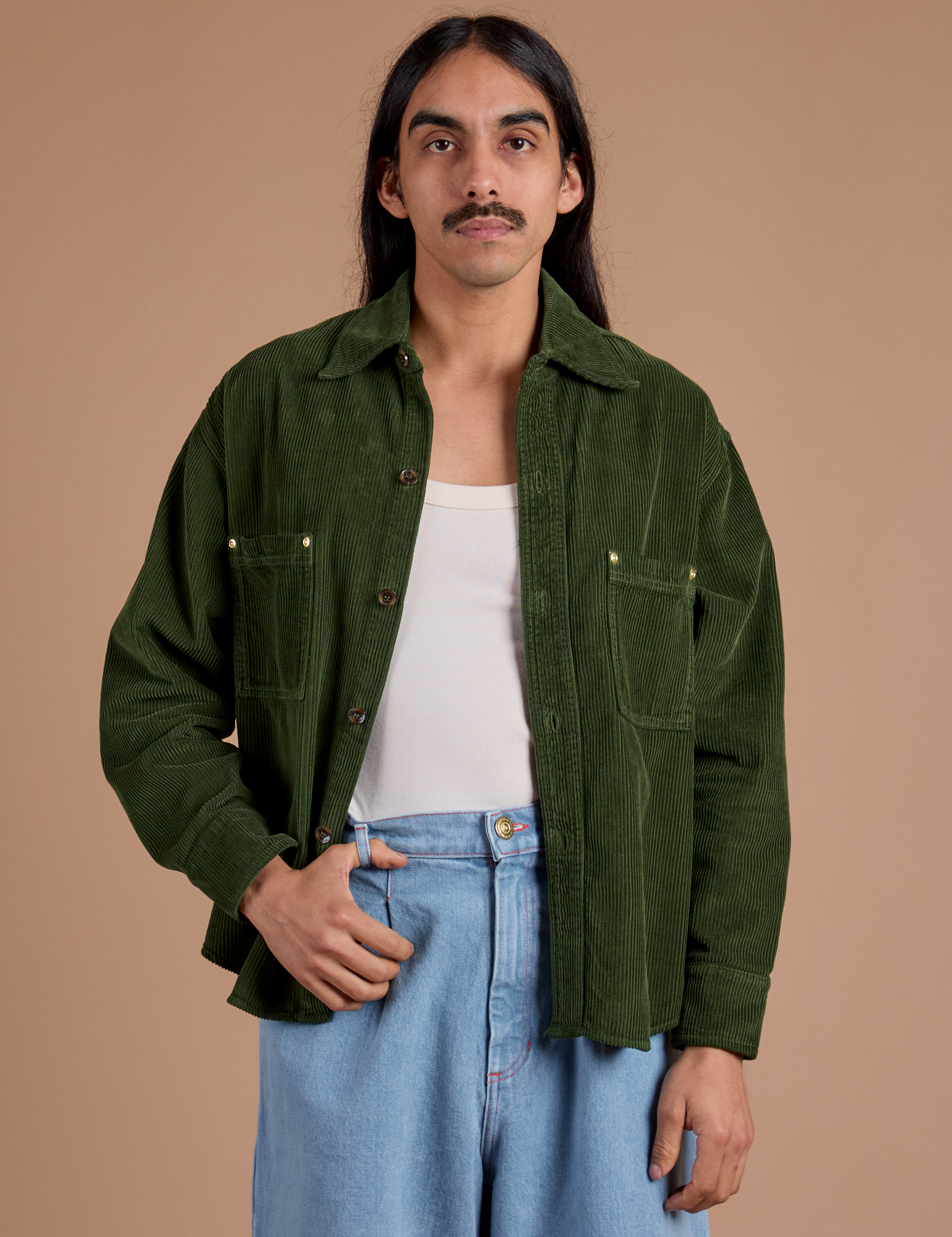 Anthony is 5'6" and wearing S Cropped Corduroy Overshirt in Evergreen