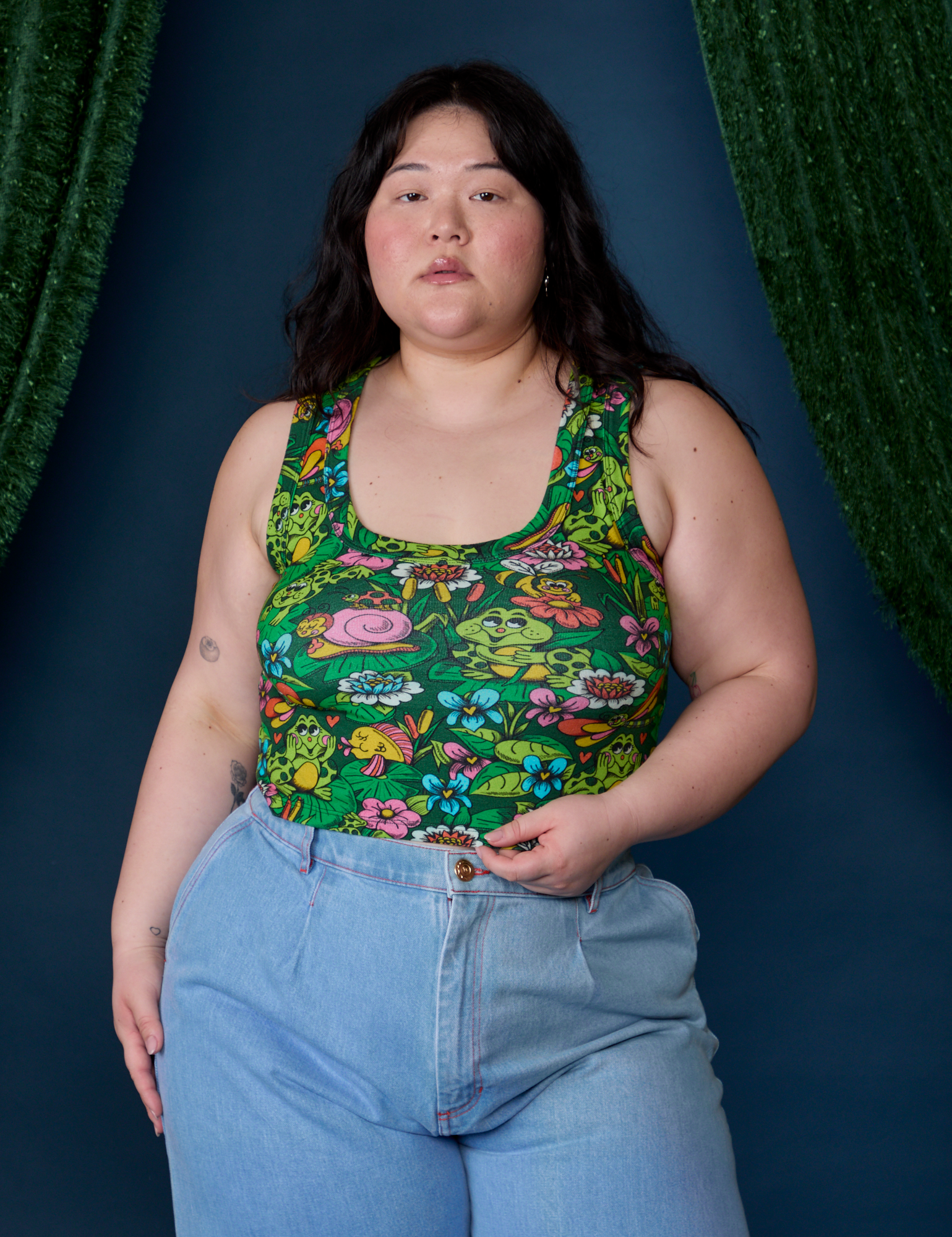 Ashley is 5'7" and wearing L Cropped Tank Top in Pond Party