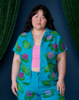 Ashley is 5'7" and wearing L Paintstamped Pantry Button-Up in Lilypad 