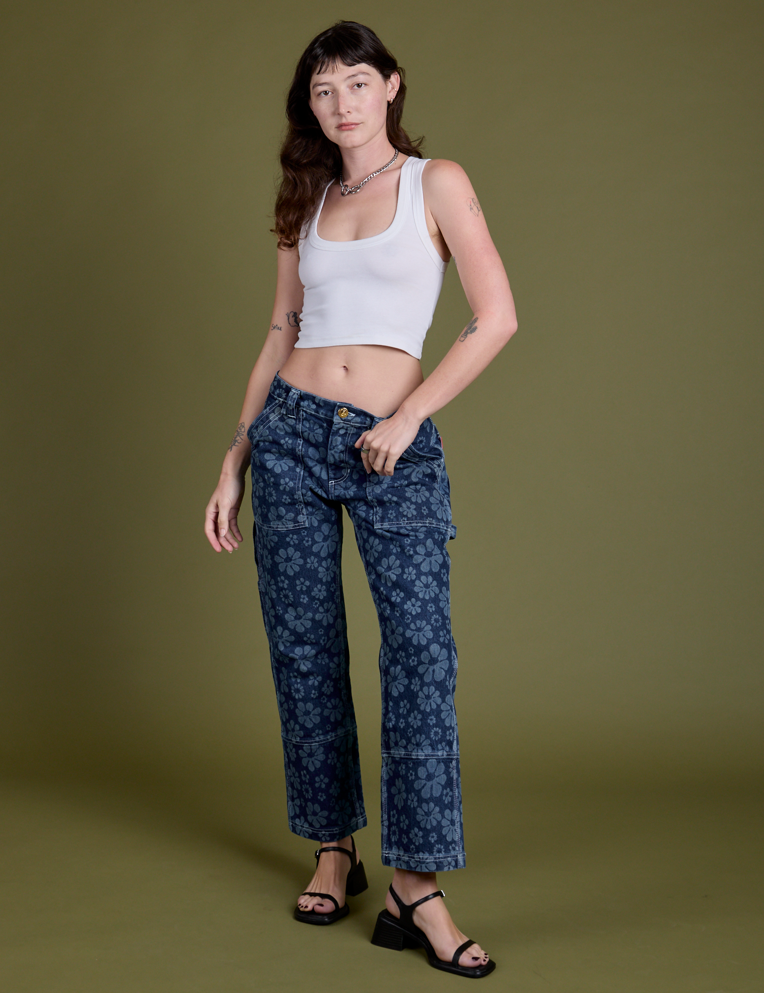 Alex is 5’8” and wearing XS Mid-Rise Carpenter Jeans in Lazy Daisy paired with a vintage tee white Cropped Tank