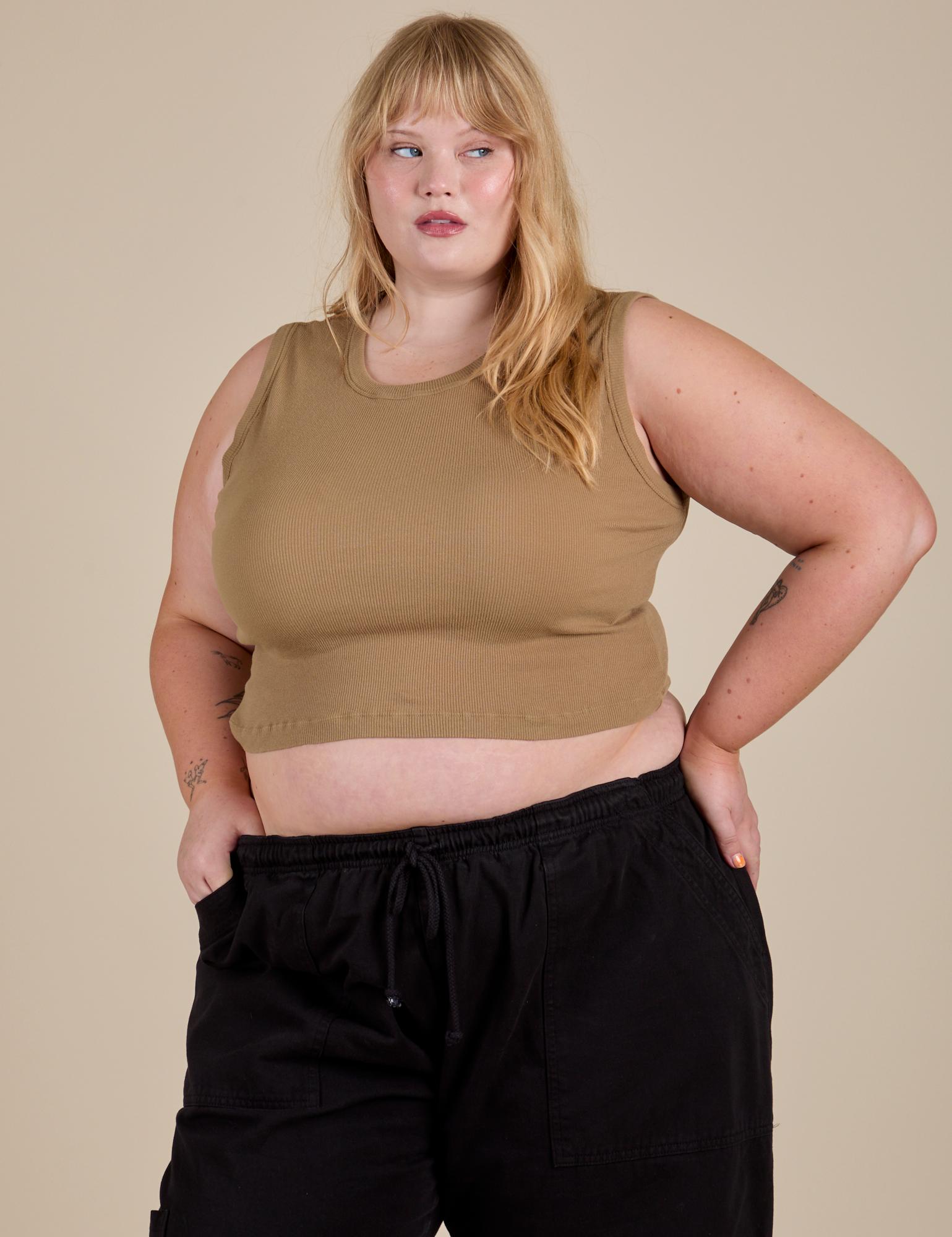 Juliet is 5’7” and wearing M Muscle Tee in Desert Brown