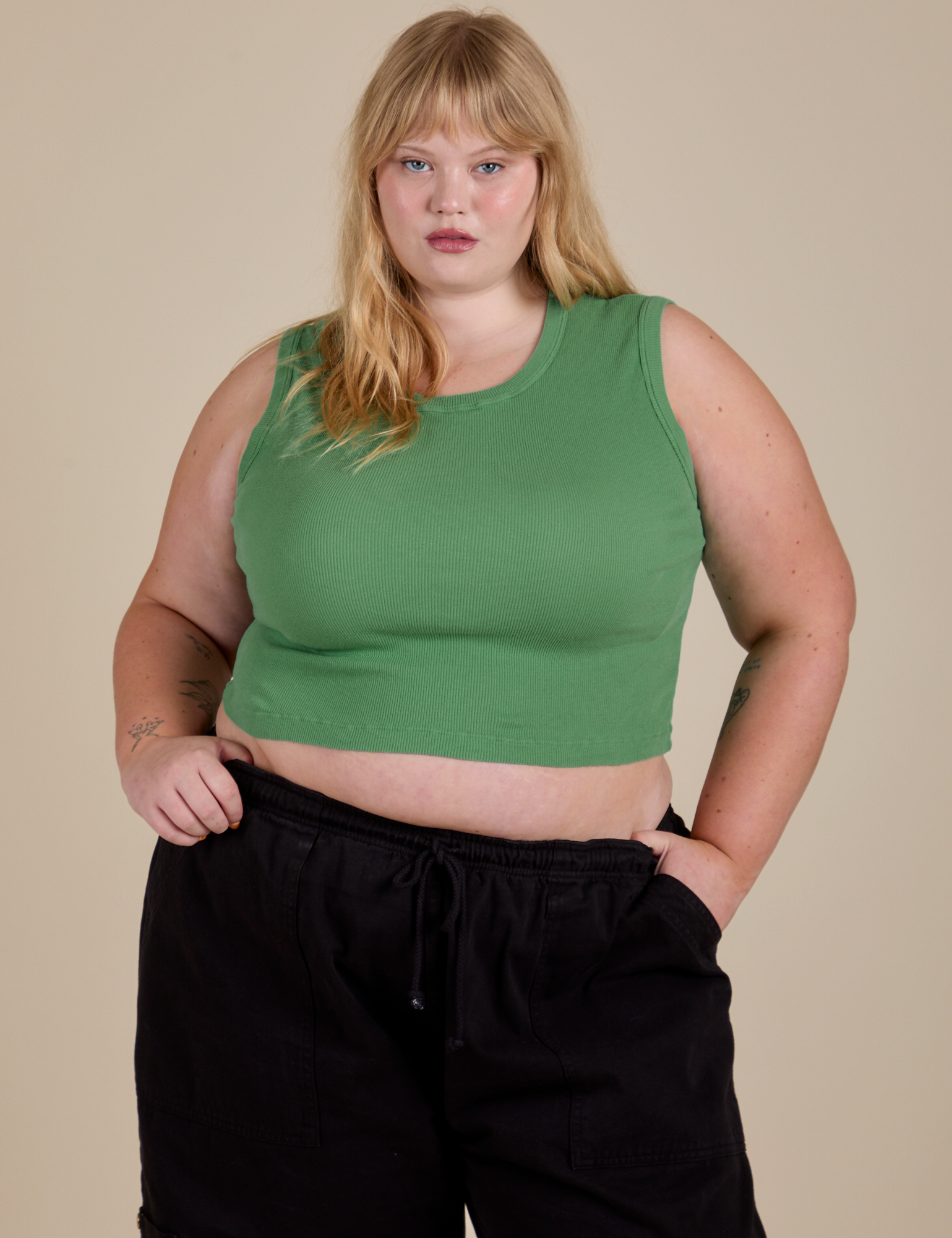 Juliet is 5’7” and wearing M Muscle Tee in Seafoam Green