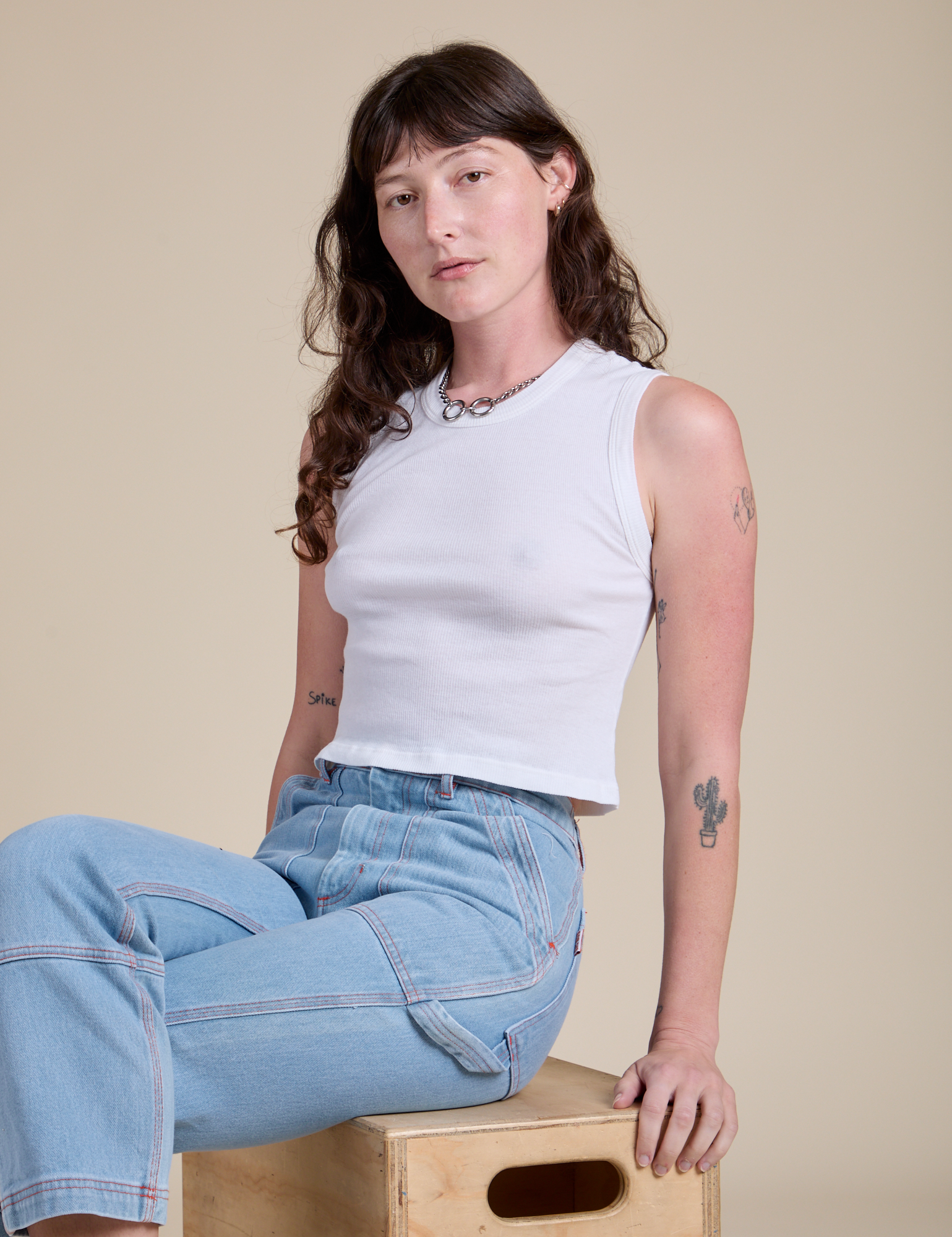 Alex is 5’8” and wearing P Muscle Tee in Vintage Tee White