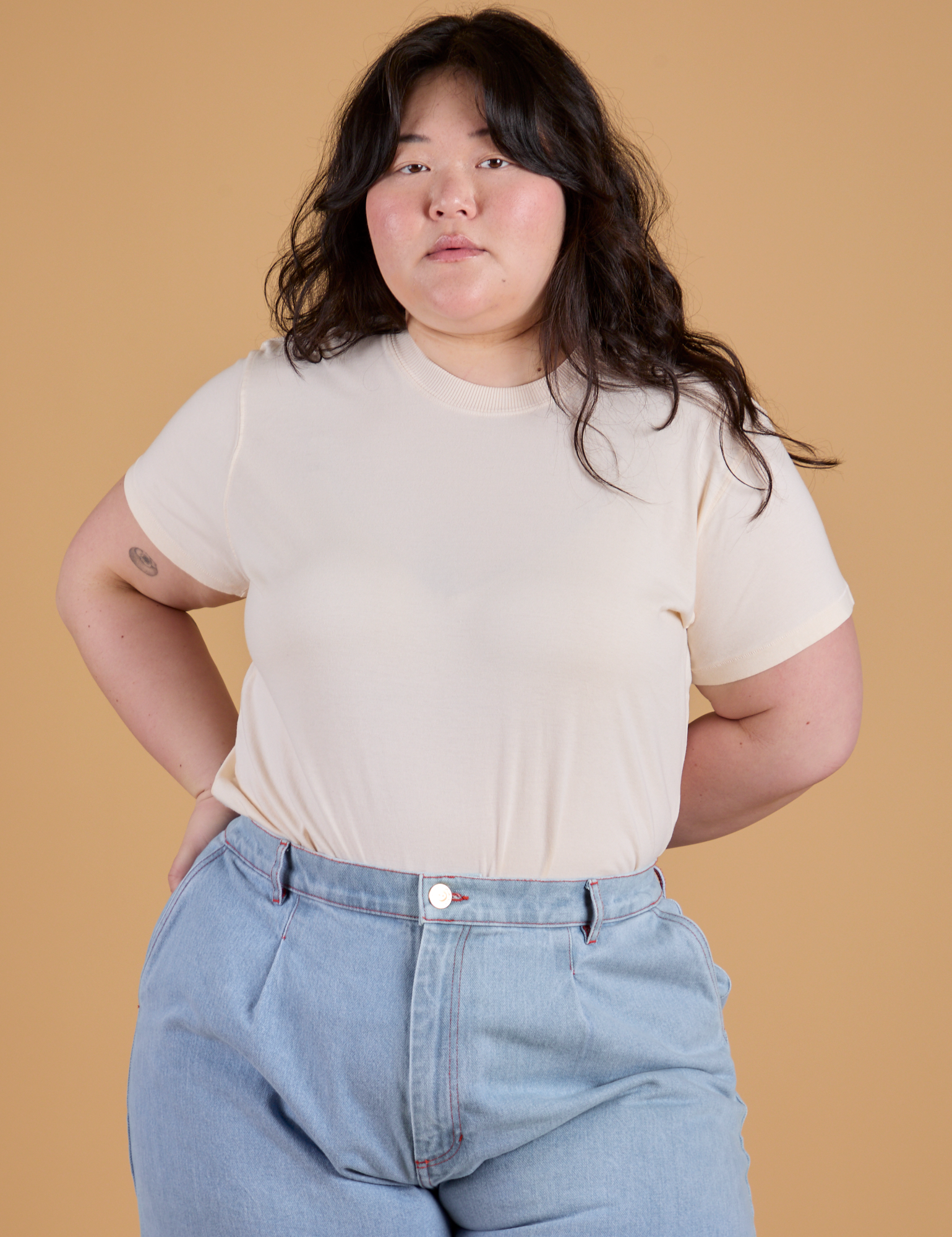 Ashley is 5’7” and wearing L Organic Vintage Tee in Vintage Off White