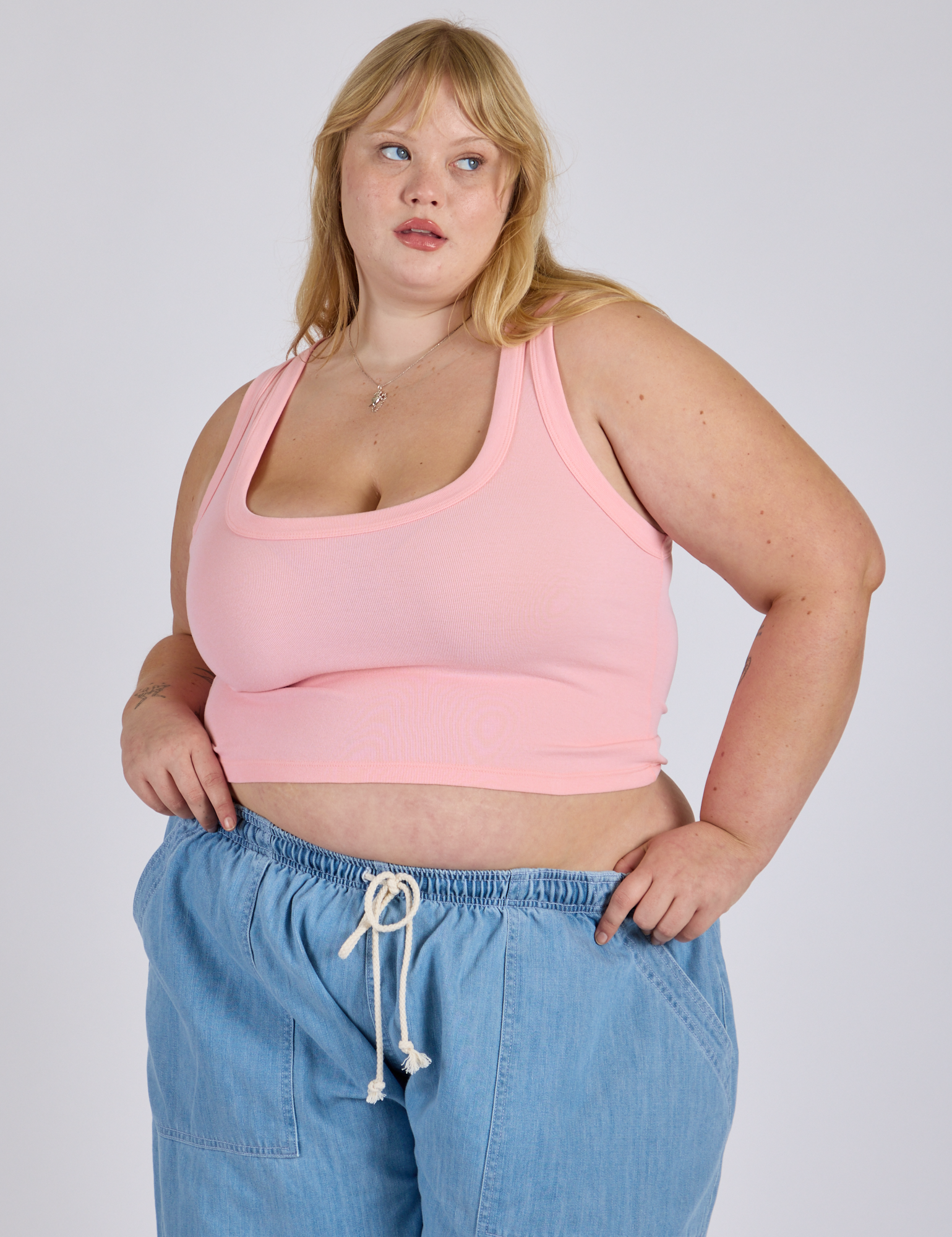 Juliet is 5’7” and wearing L Cropped Tank Top in Baby Pink