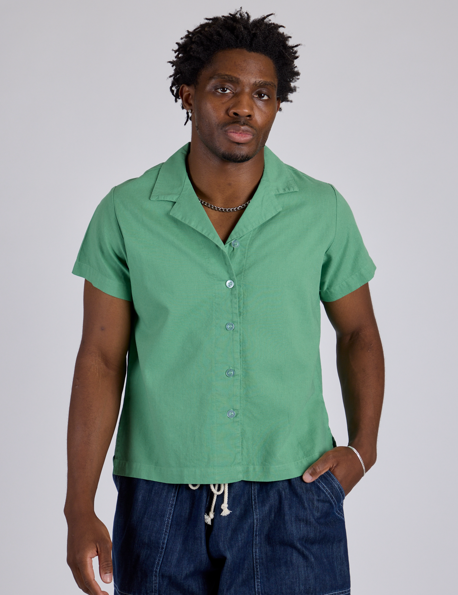 Isaac is 5’10” and wearing M Pantry Button-Up in Seafoam Green