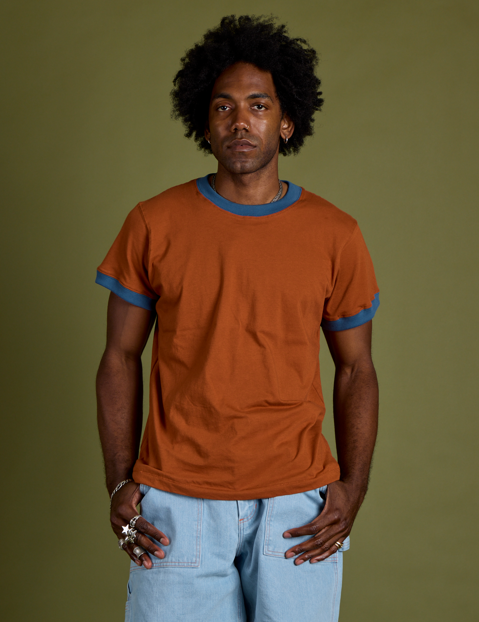 Jerrod is 6’3” and wearing M Vintage Ringer Tee in Burnt Terracotta