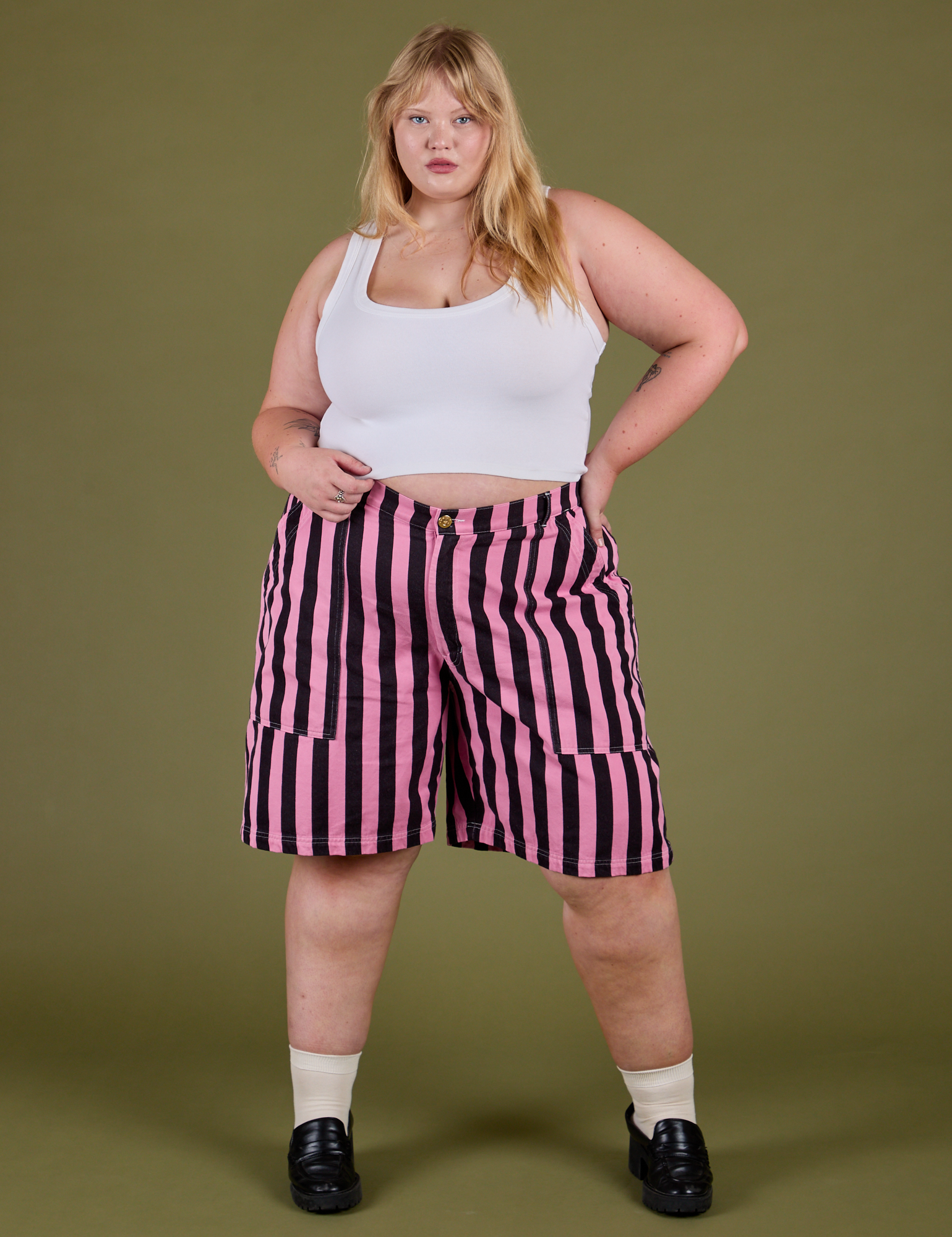 Juliet is 5’7” and wearing 2XL Longline Work Shorts in Bubblegum Pink paired in vintage tee white Cropped Tank