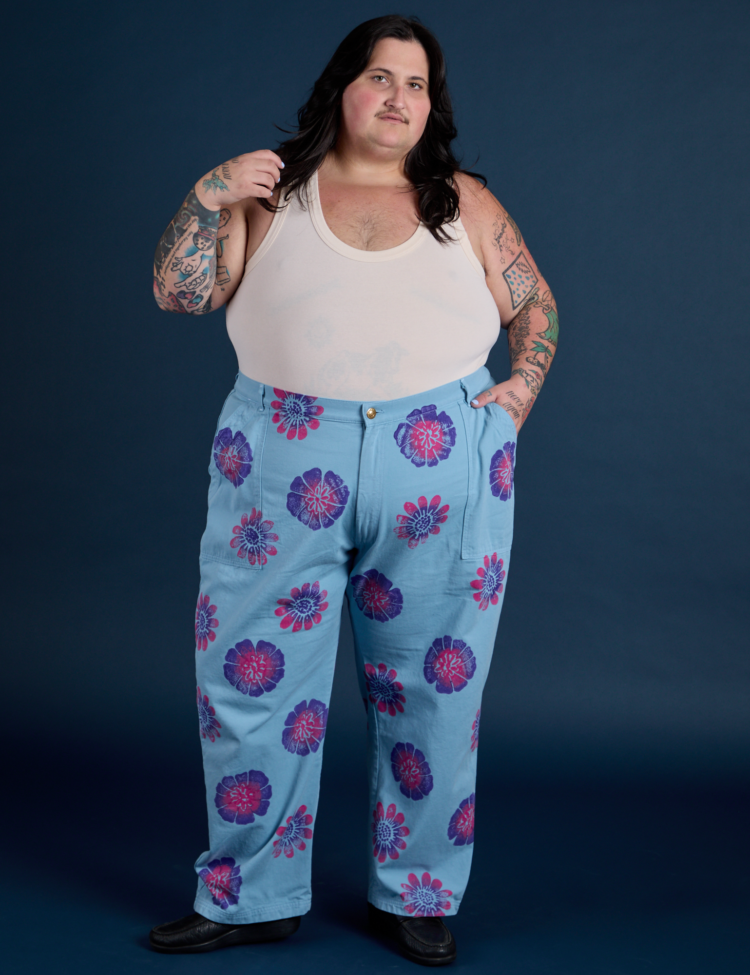 Sam is 5’10” and wearing 4XL Floral Painted Work Pants in Blue paired with a Tank Top in Vintage Tee Off-White