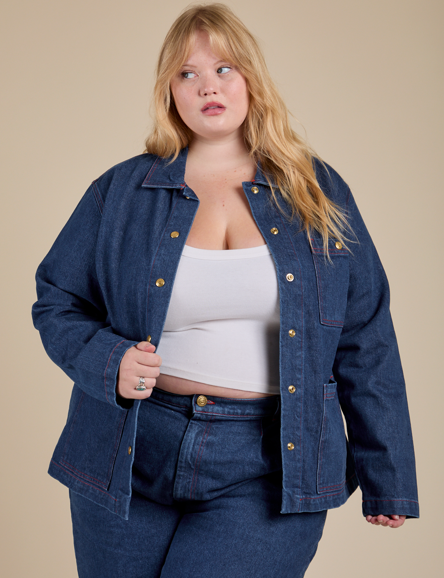 Juliet is 5'8" and wearing L Indigo Denim Work Jacket in Dark Wash