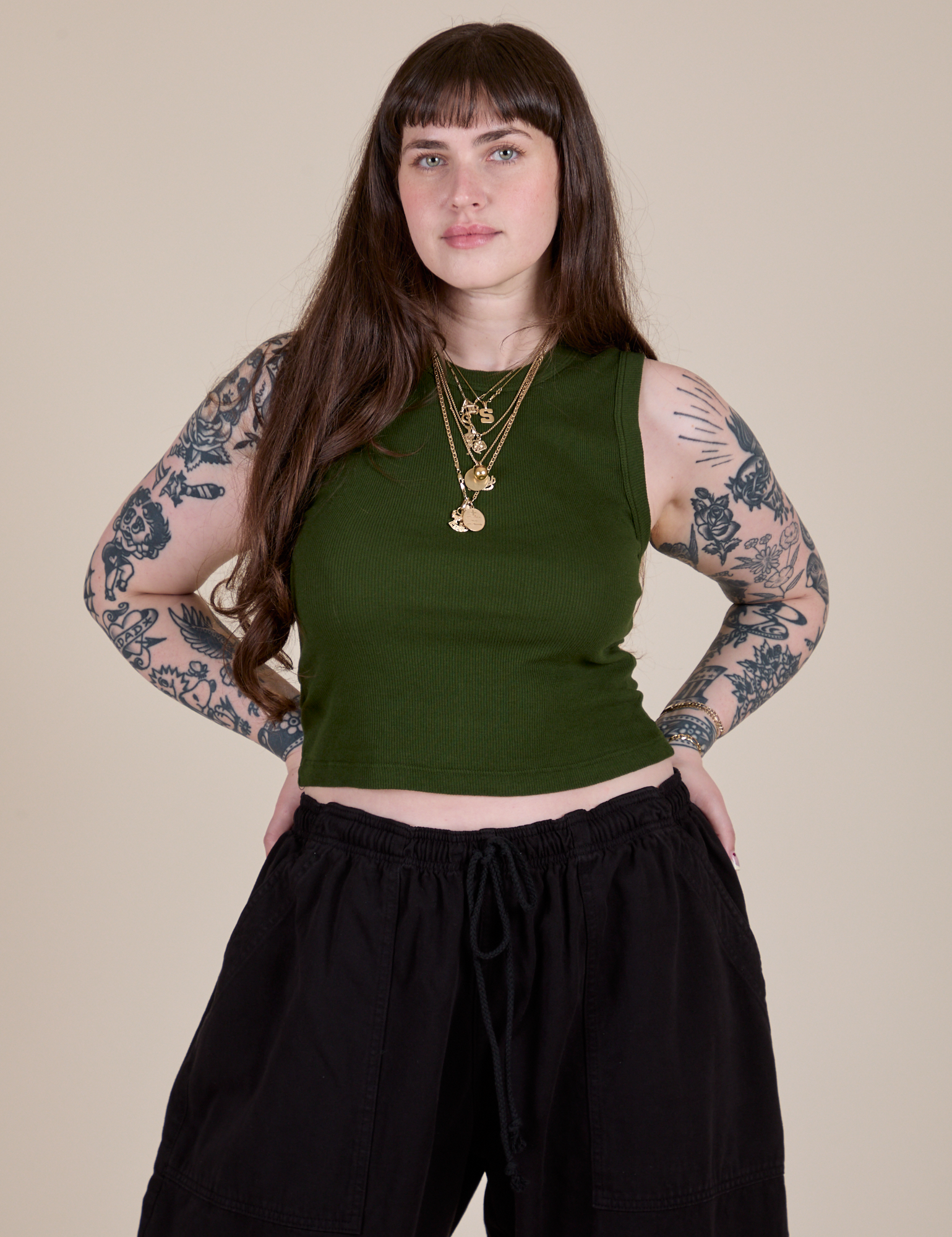 Sydney is 5'9" and wearing XXS Muscle Tee in Evergreen