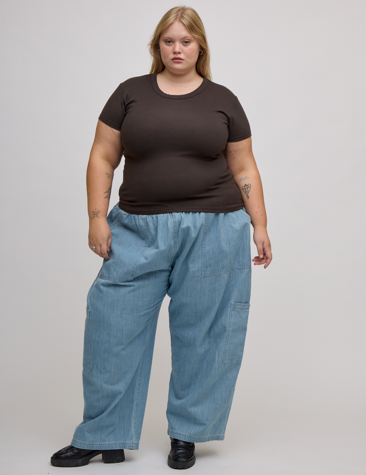 Juliet is wearing Baby Tee in Espresso Brown and light wash denim drop pocket pants