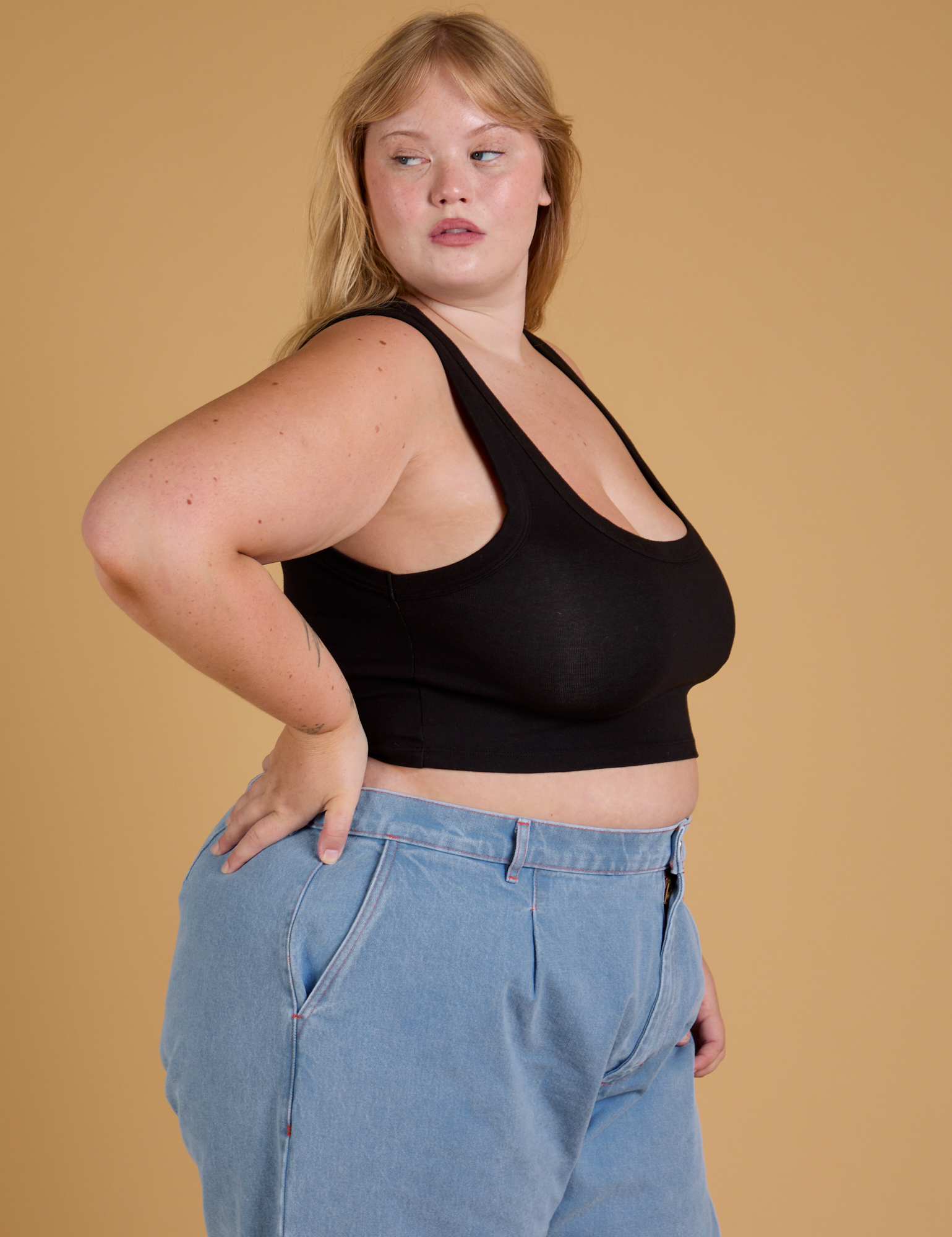 Mini Tank in Basic Black side view on Juliet