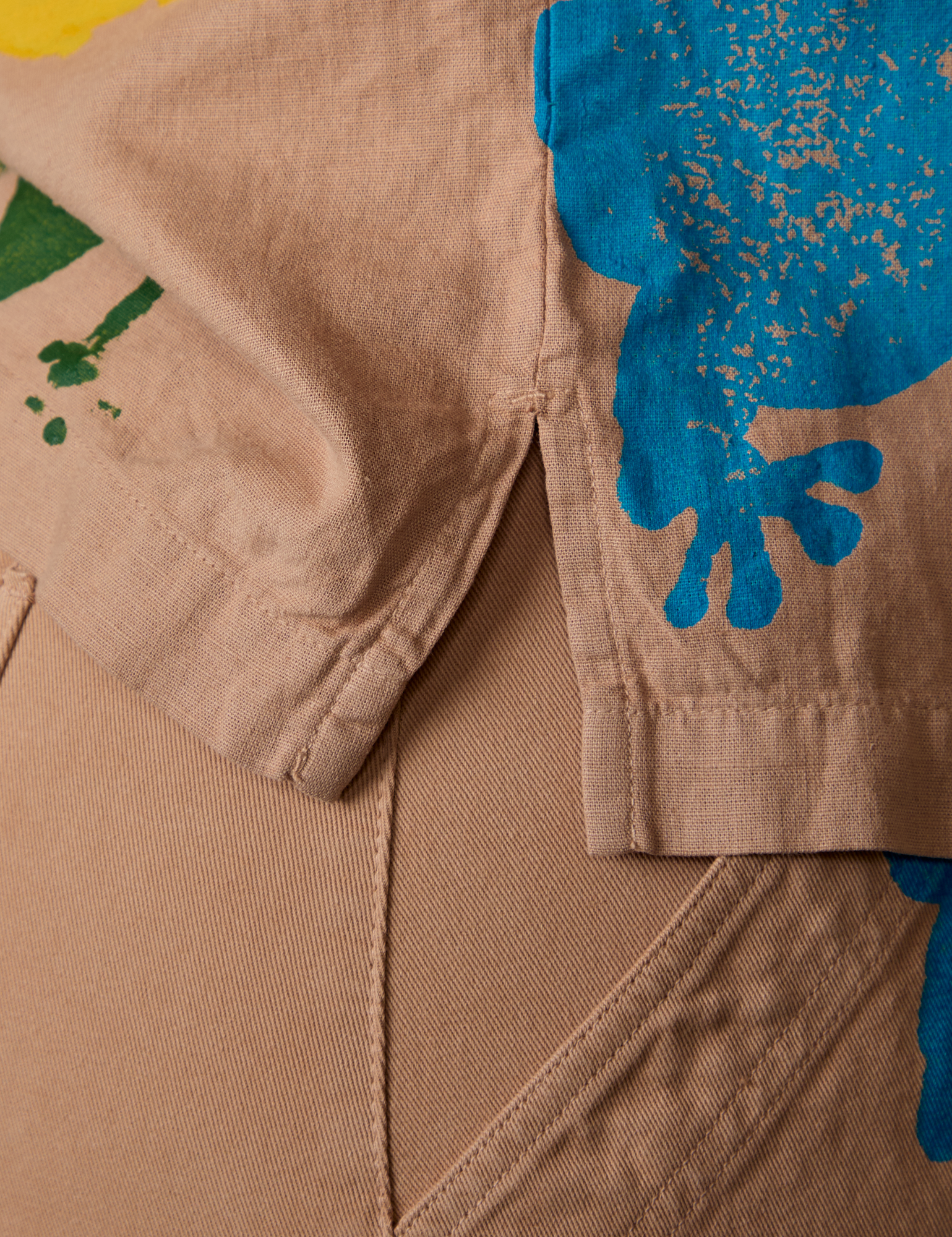 Paintstamped Pantry Button-Up in Froggy side vent close up 