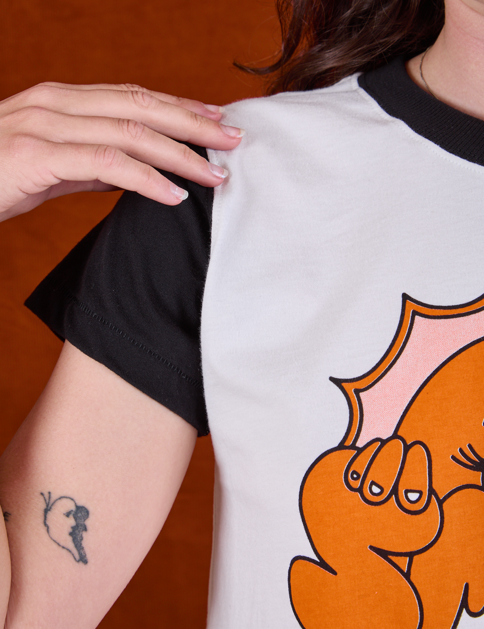 Anniversary Tee in Smile shoulder close up on Alex