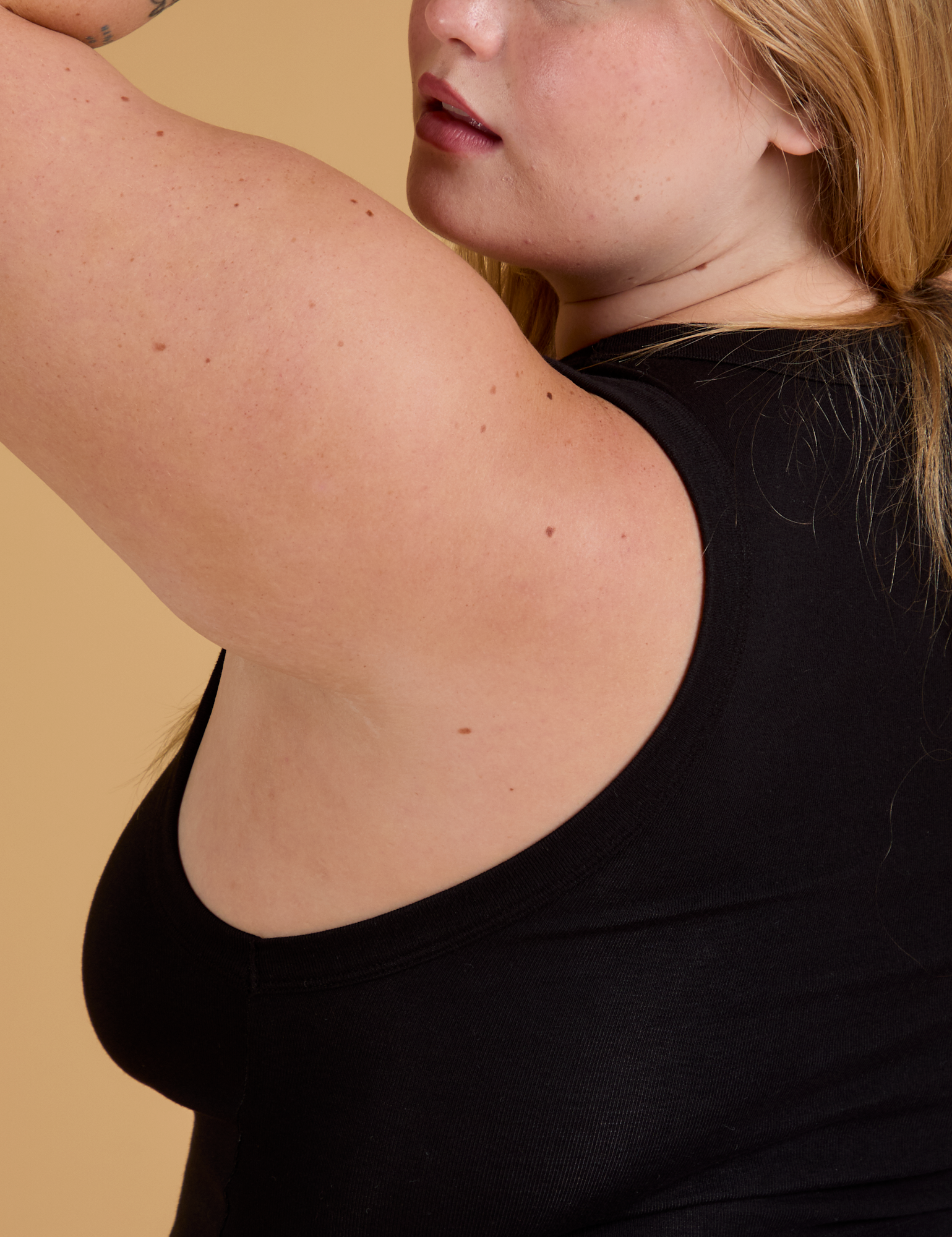 Mini Tank in Basic Black side close up on Juliet