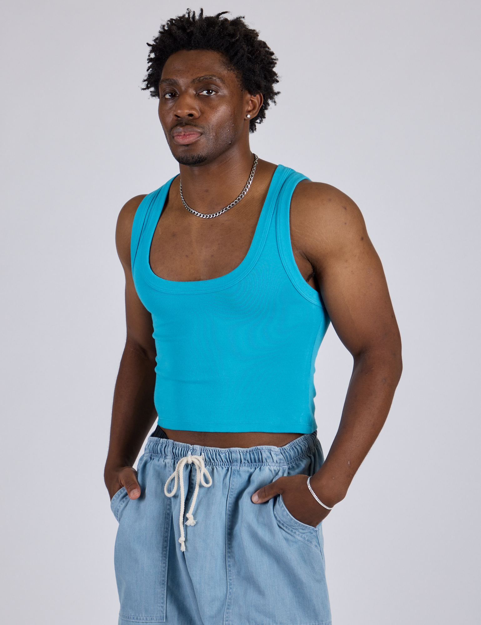 Isaac is 5’10” and wearing M Cropped Tank Top in Hawaiian Blue