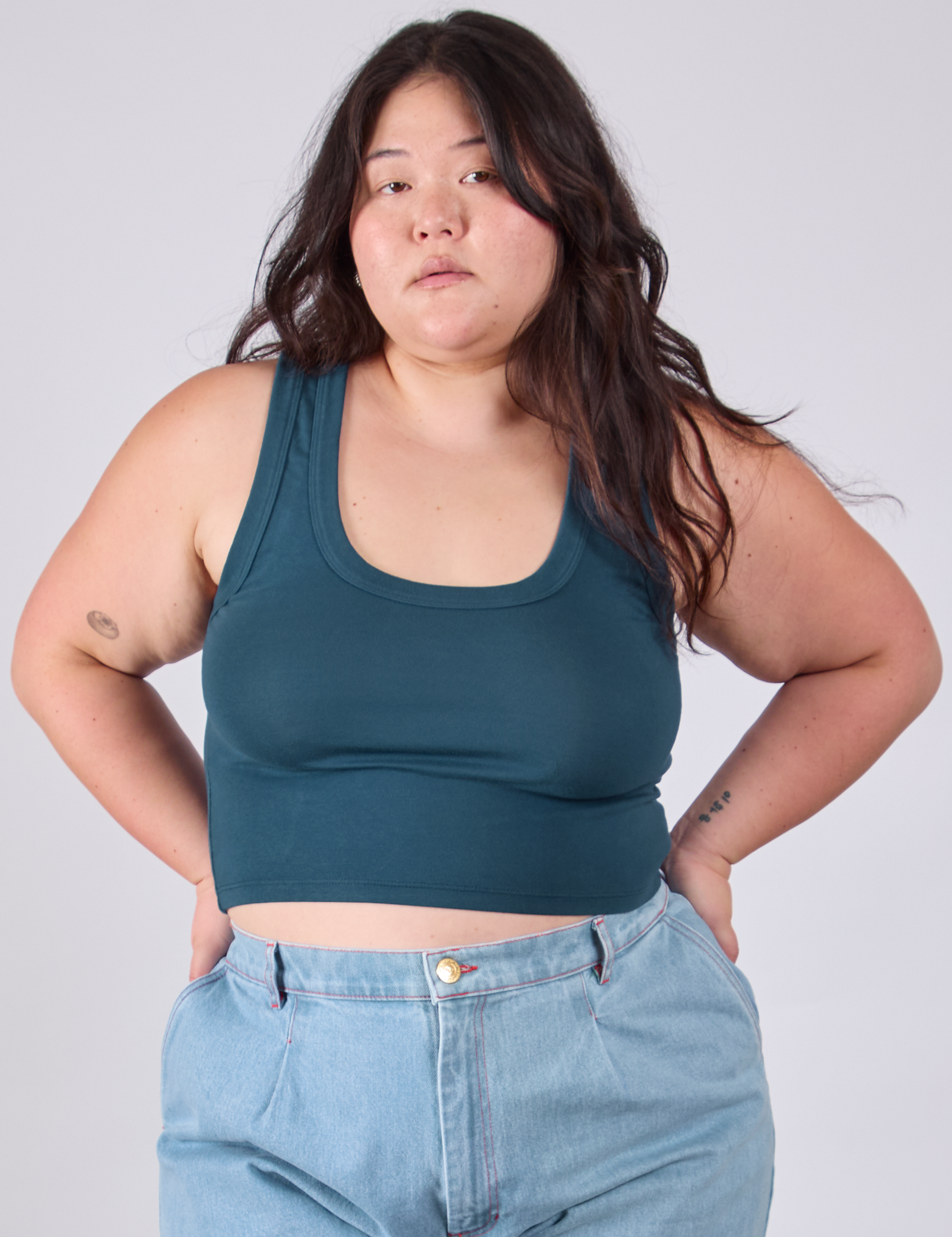 Ashley is 5'7" and wearing L Cropped Tank Top in Lagoon