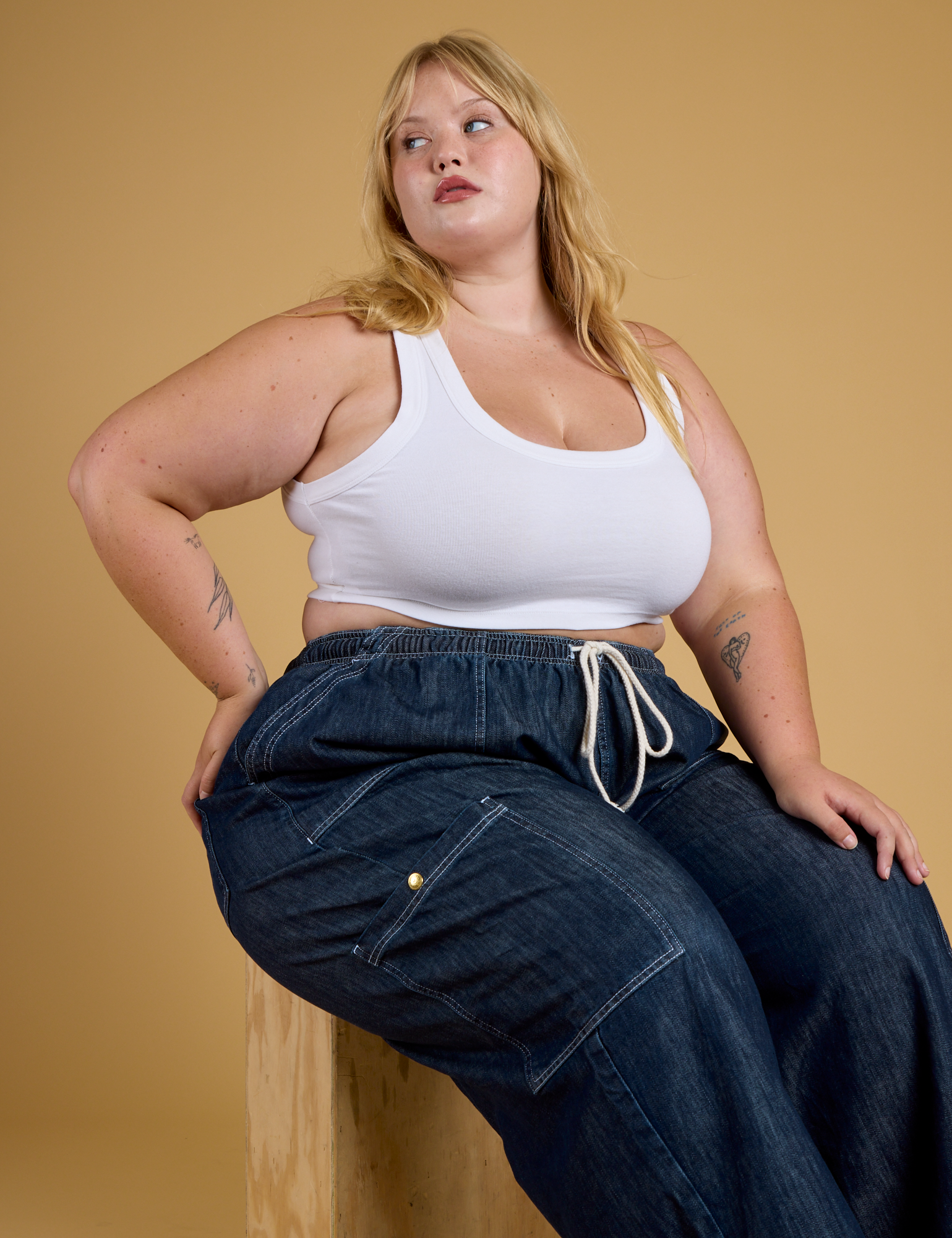 Juliet is wearing Contrast Stitch Mini Tank in Vintage Tee White paired with dark wash Denim Drop Pocket Pants