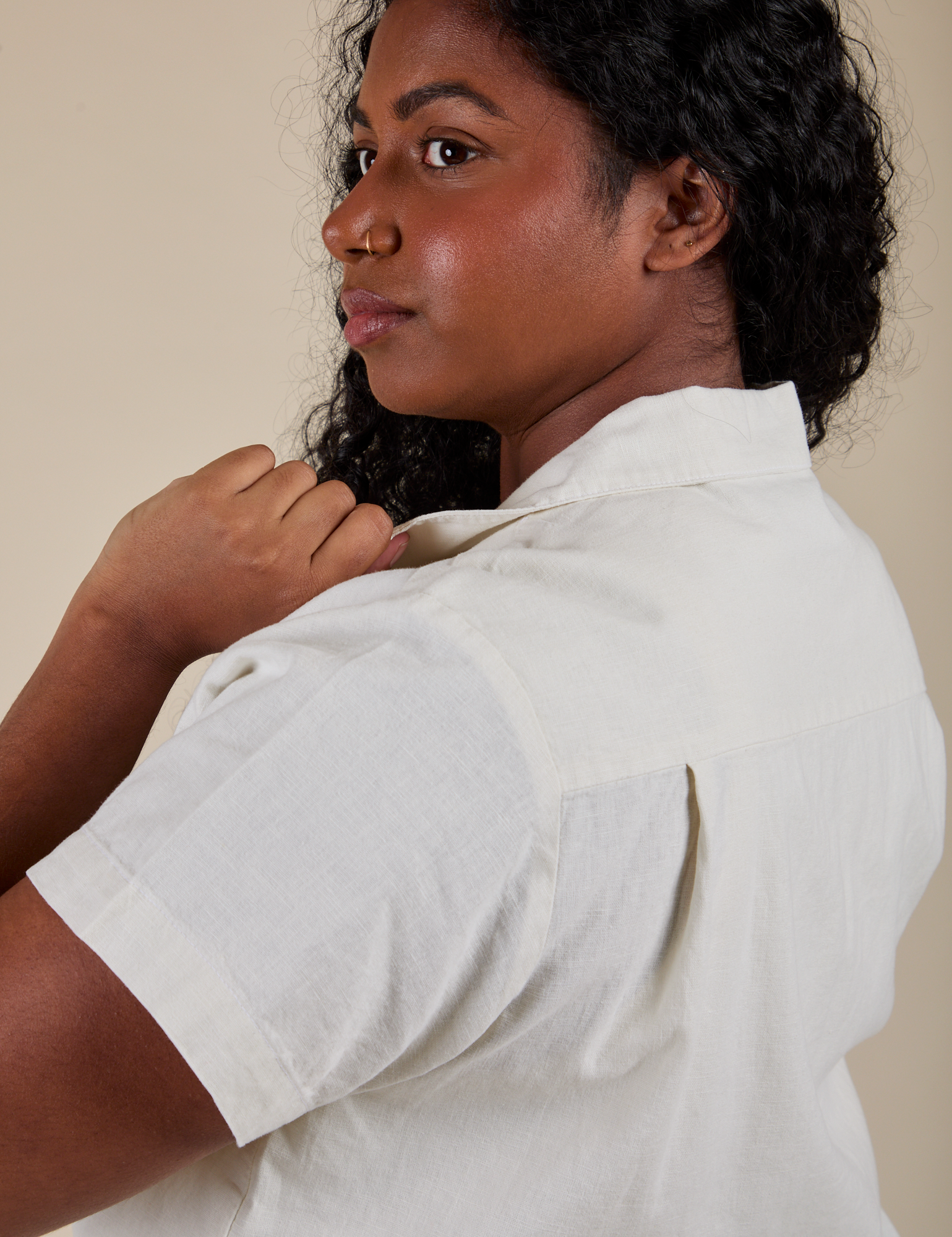 Angled back view close up of Pantry Button-Up in Vintage Tee White on Meghna