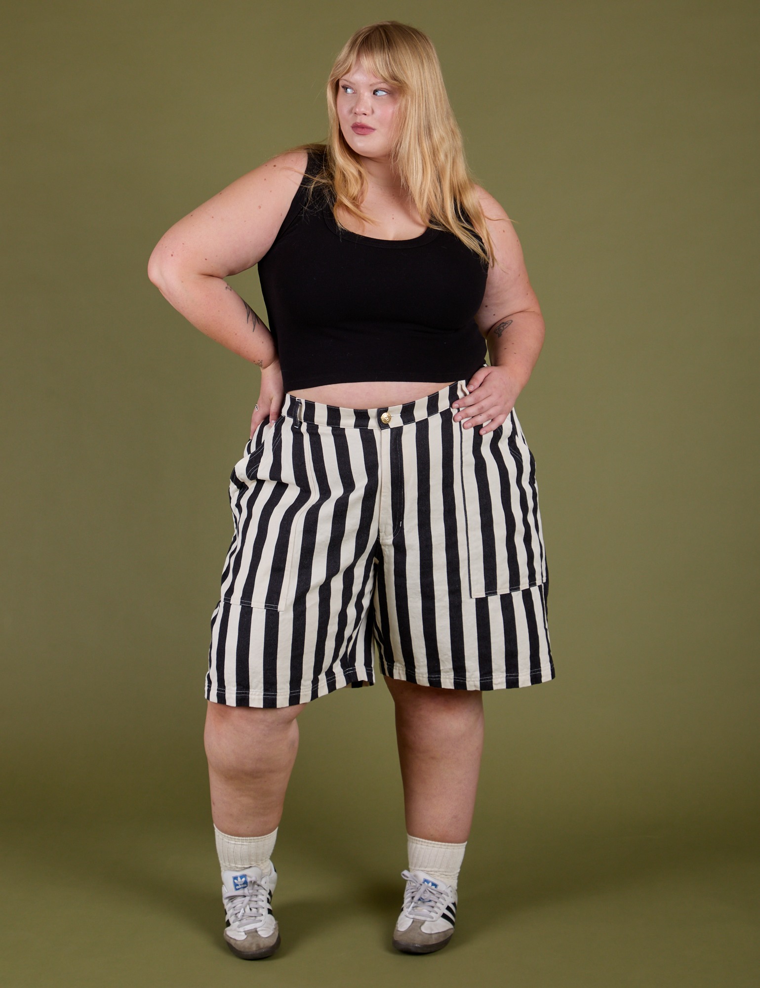 Juliet is 5’7” and wearing 2XL Longline Work Shorts in Natural paired with a black Cropped Tank