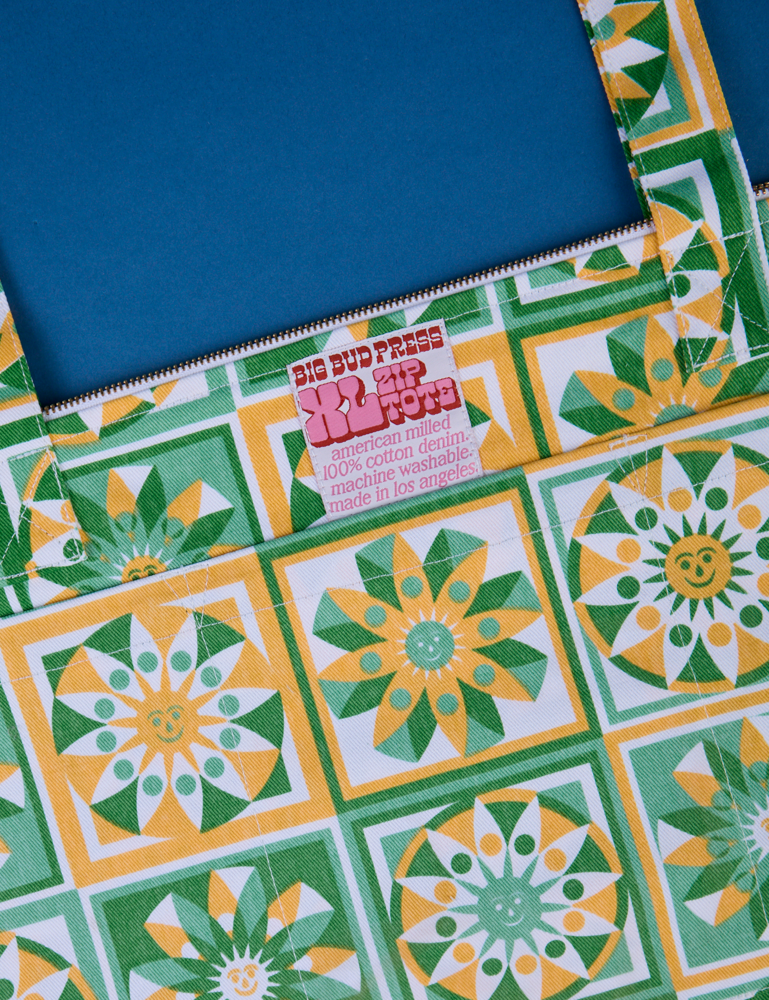 Spring Quilt Printed XL Zip Tote close up