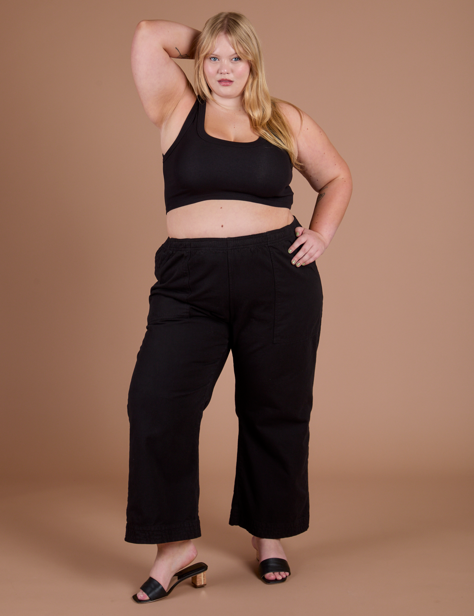 Juliet is 5’7” and wearing 1XL Action Pants in Basic Black paired with black Mini tank