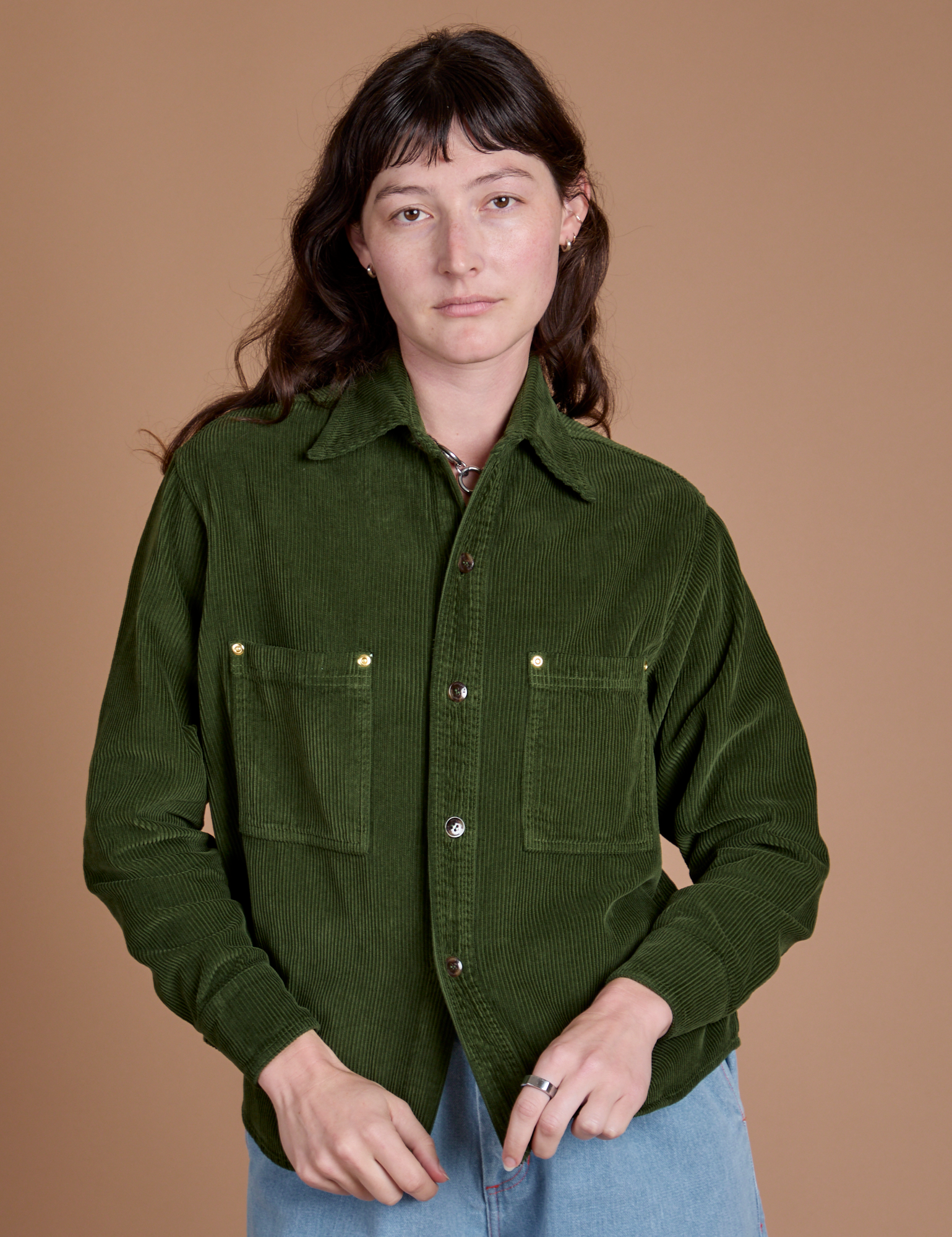 Alex is 5'8" and wearing P Cropped Corduroy Overshirt in Evergreen