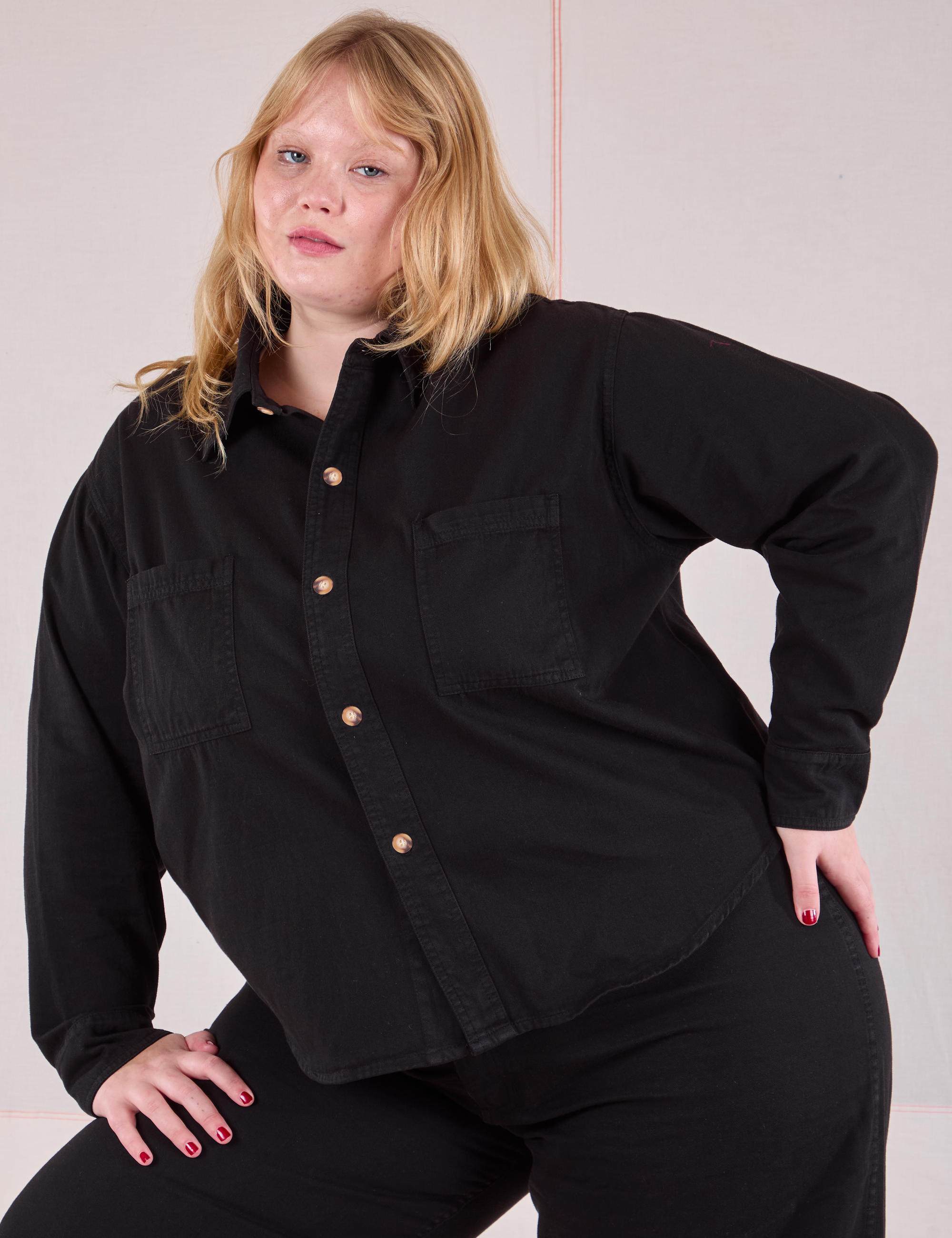 Juliet is 5'7" and wearing L Cropped Overshirt in Basic Black