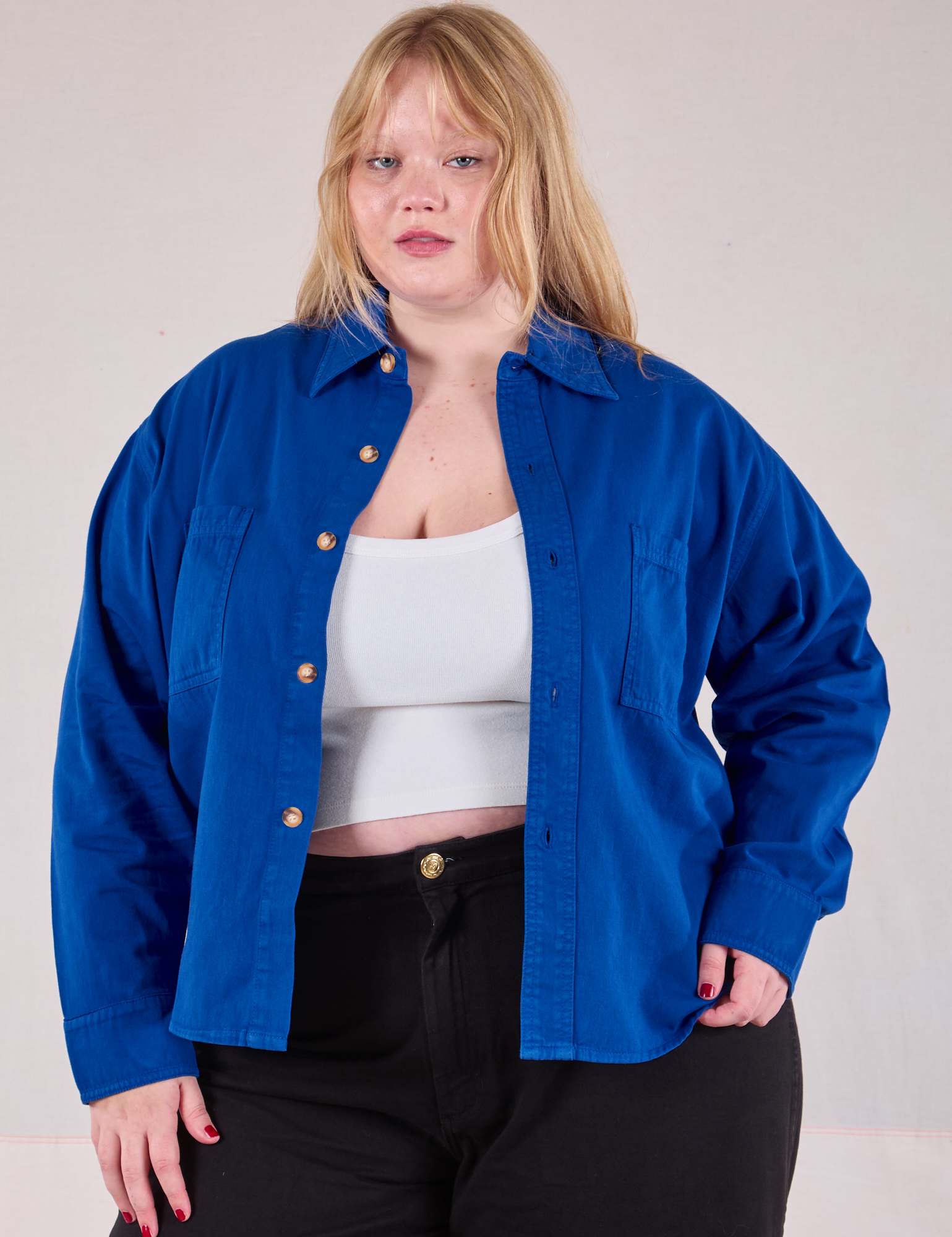 Juliet is 5'7" and wearing L Cropped Overshirt in Royal Blue