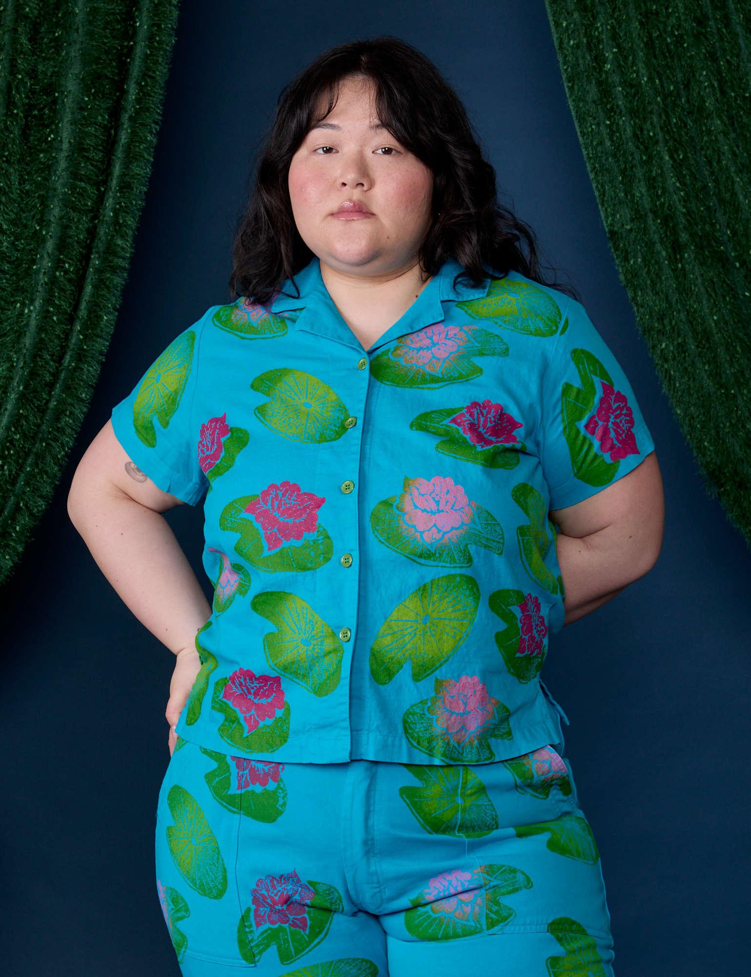 Ashley is wearing a buttoned up Paintstamped Pantry Button-Up in Lilypad