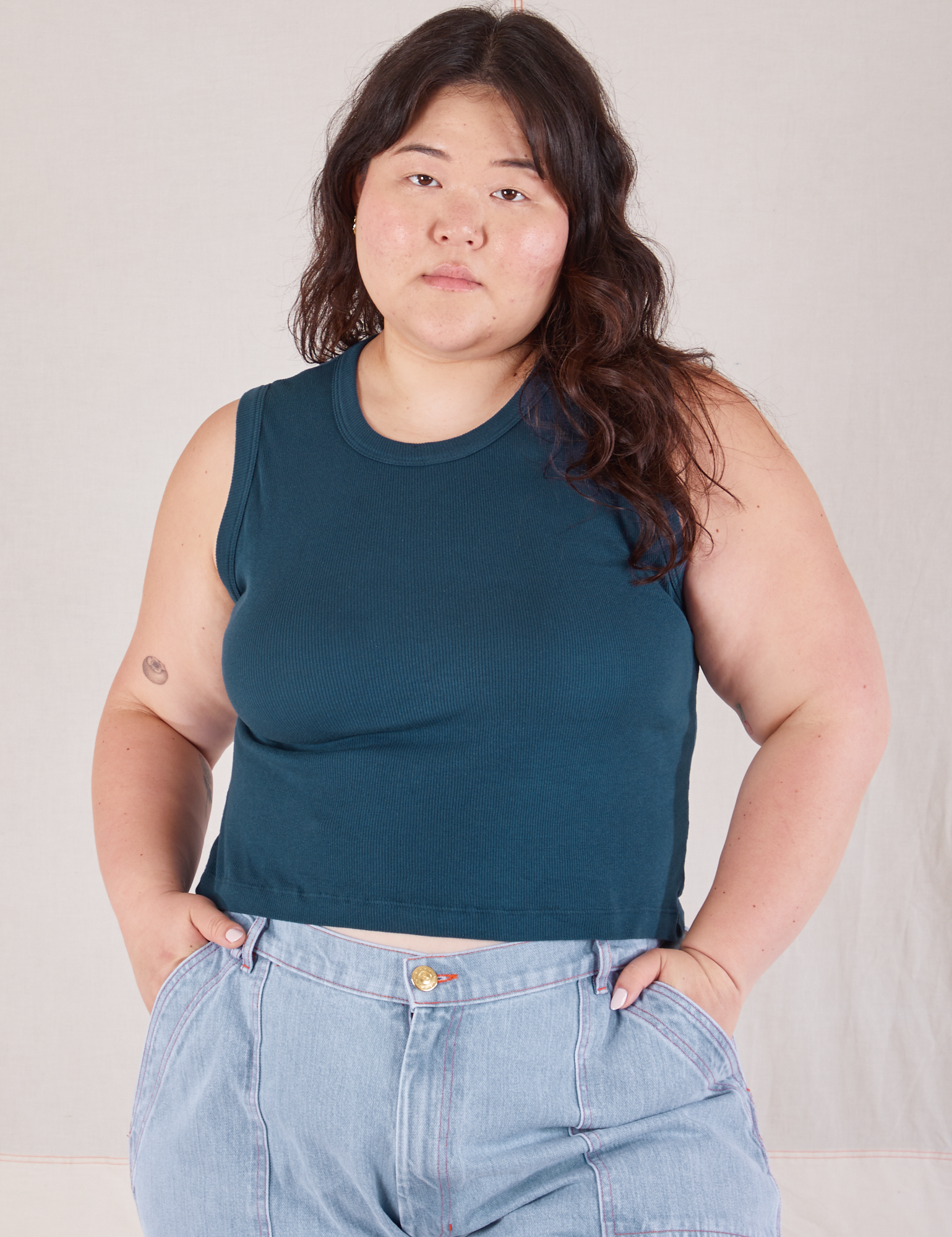 Ashley is 5’7” and wearing XL Muscle Tee in Lagoon