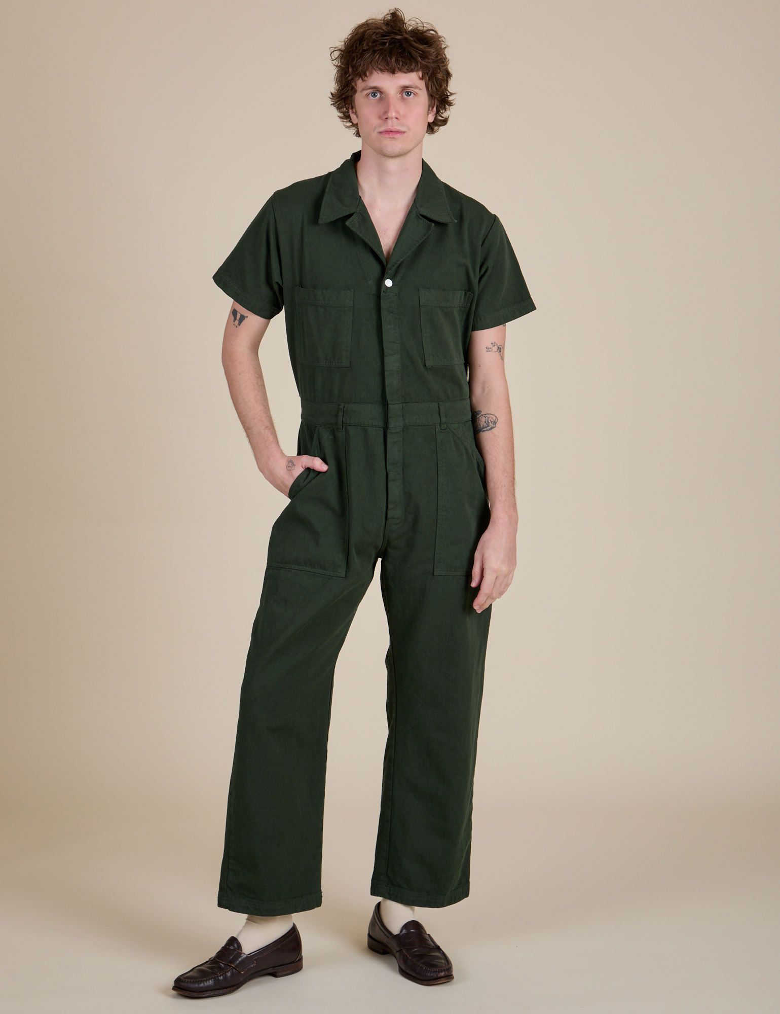 Quinn is 6'3" and wearing L Short Sleeve Jumpsuit in Swamp Green