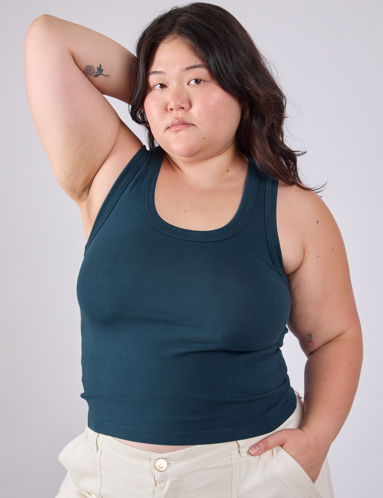 Ashley is 5'7" and wearing L Tank Top in Lagoon 