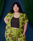 Ashley is 5'7" and wearing L Paintstamped Pantry Button-Up in Big Bug