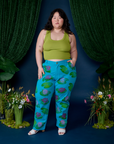 Ashley is 5'7" and wearing 1XL Paintstamped Work Pants in Lilypad paired with gross green Cropped Tank