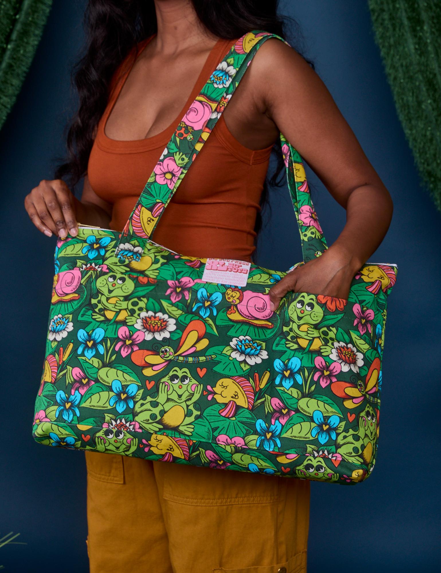 Pond Party Printed XL Zip Tote worn over shoulder on Kandia