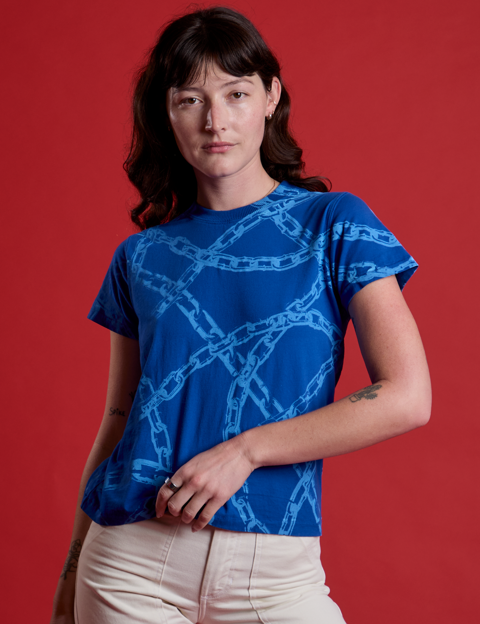 Alex is 5'8" and wearing P Chain Link Vintage Tee in Royal Blue