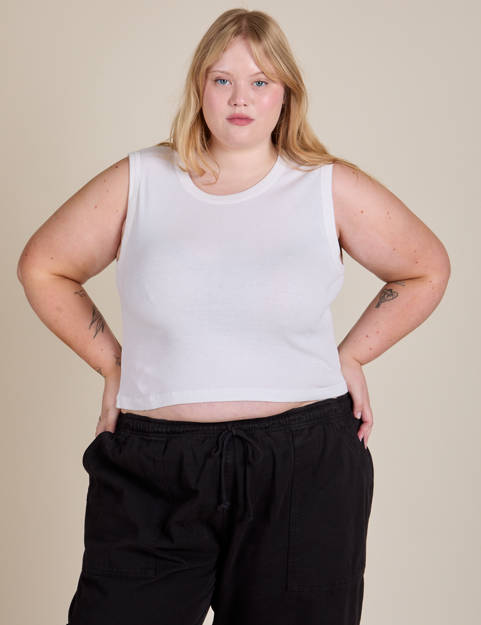Juliet is 5'7" and wearing L Muscle Tee in Vintage Tee White