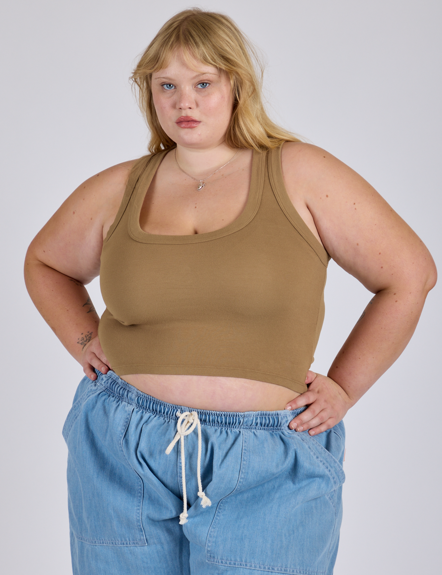 Juliet is 5’7” and wearing L Cropped Tank Top in Desert Brown