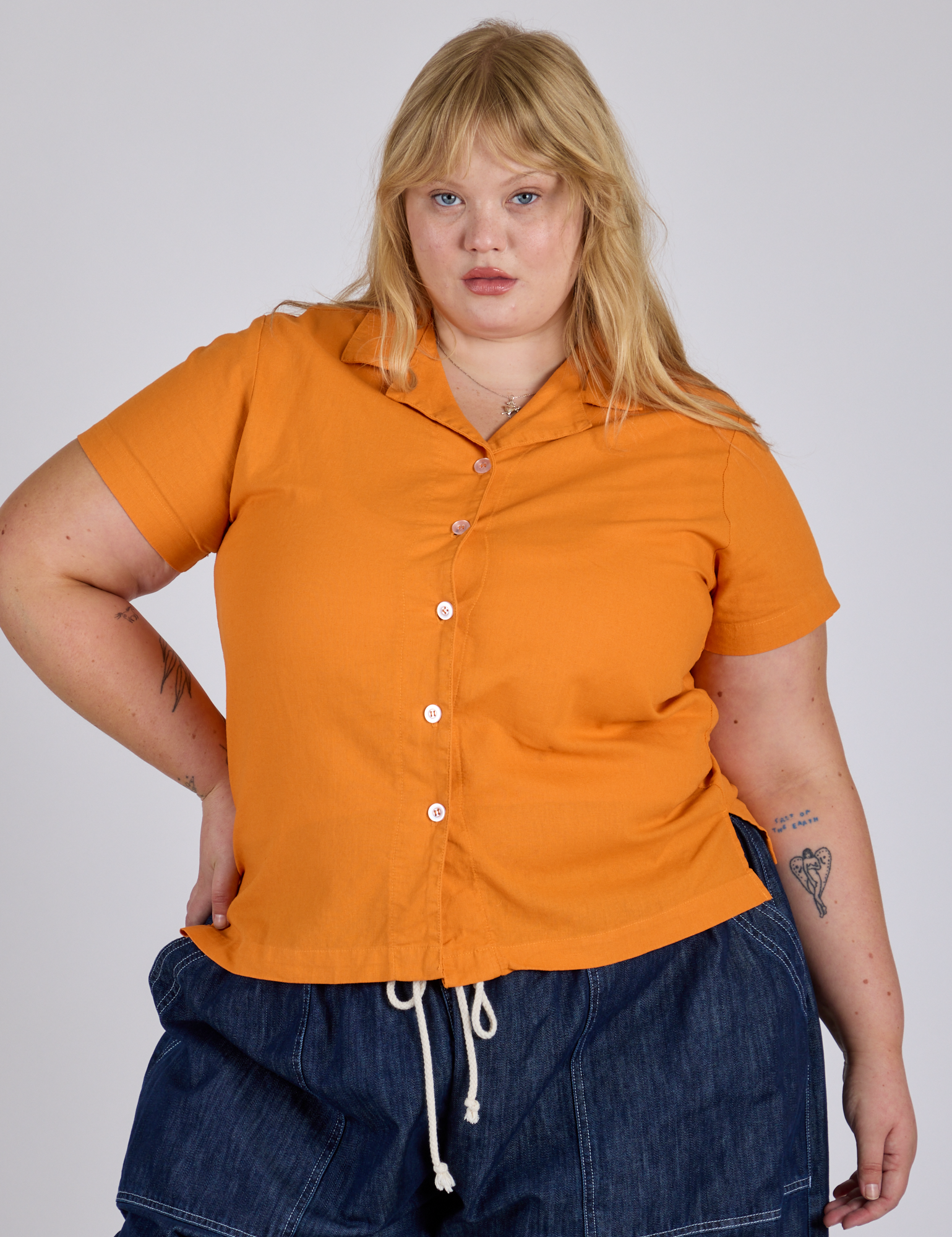 Juliet is 5’7” and wearing L Pantry Button-Up in Creamsicle Orange