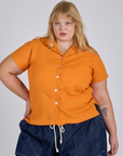 Juliet is 5’7” and wearing L Pantry Button-Up in Creamsicle Orange