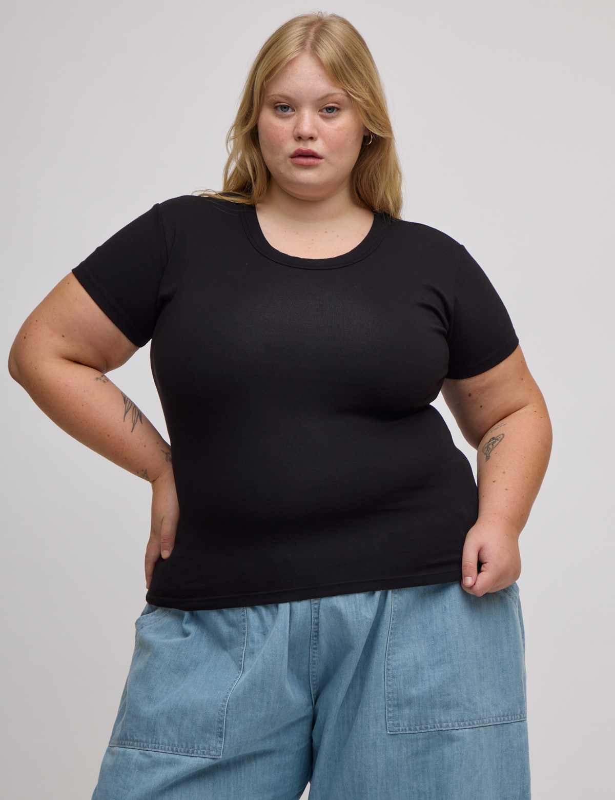 Juliet is 5'7" and wearing L Baby Tee in Basic Black